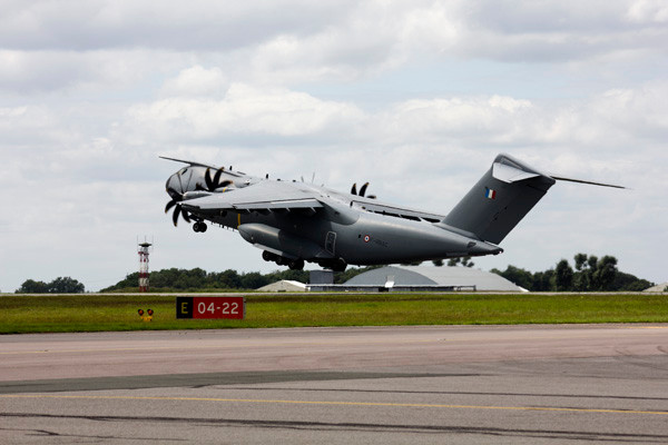 Un avion de transport militaire A400M d'Airbus Defence & Space au décollage.