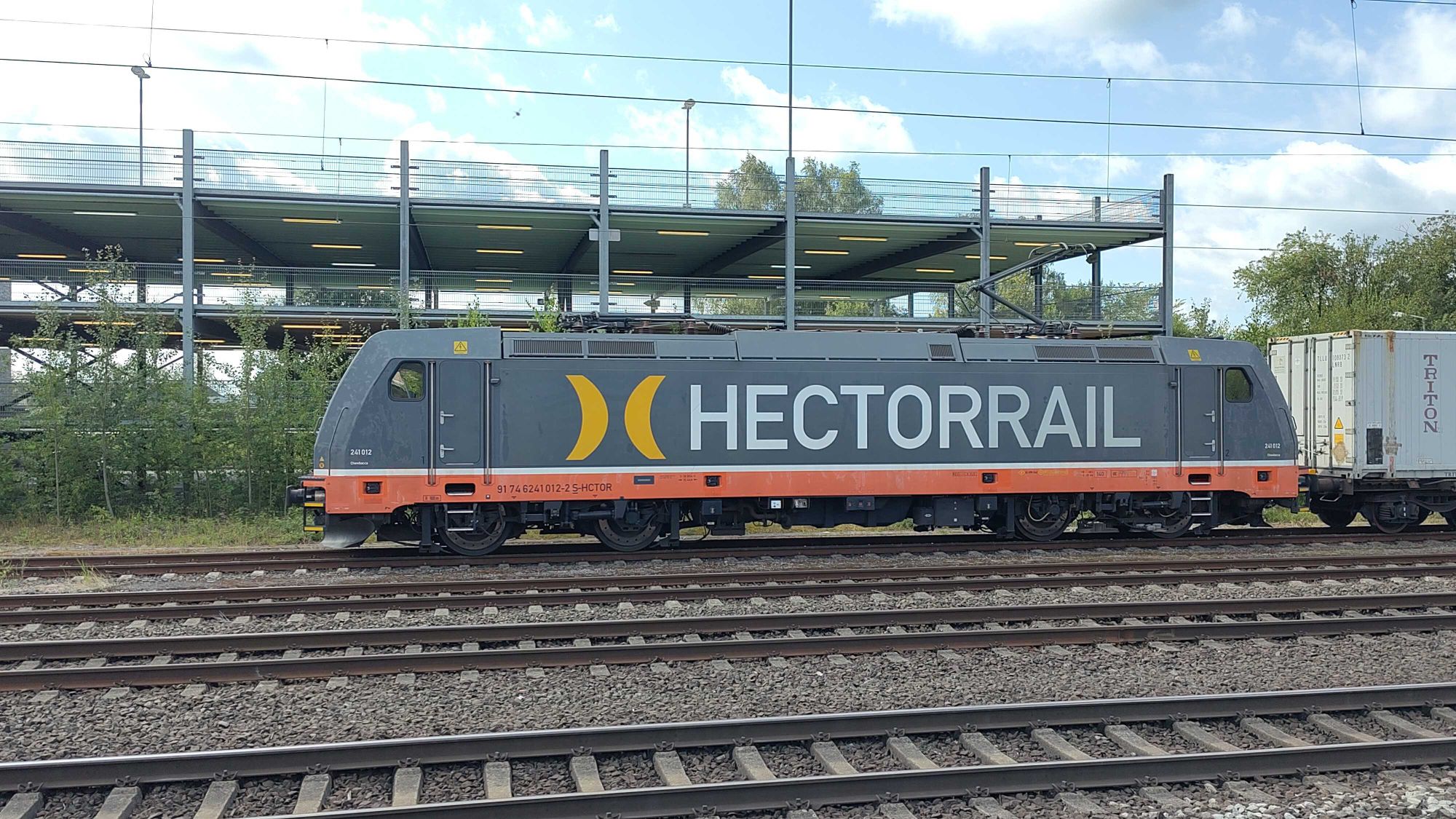 Eine Güterlok auf dem Gleis. Unter der Nummer des Fahrzeugs mit der großen Aufschrift Hectorrail steht "Chewbacca".