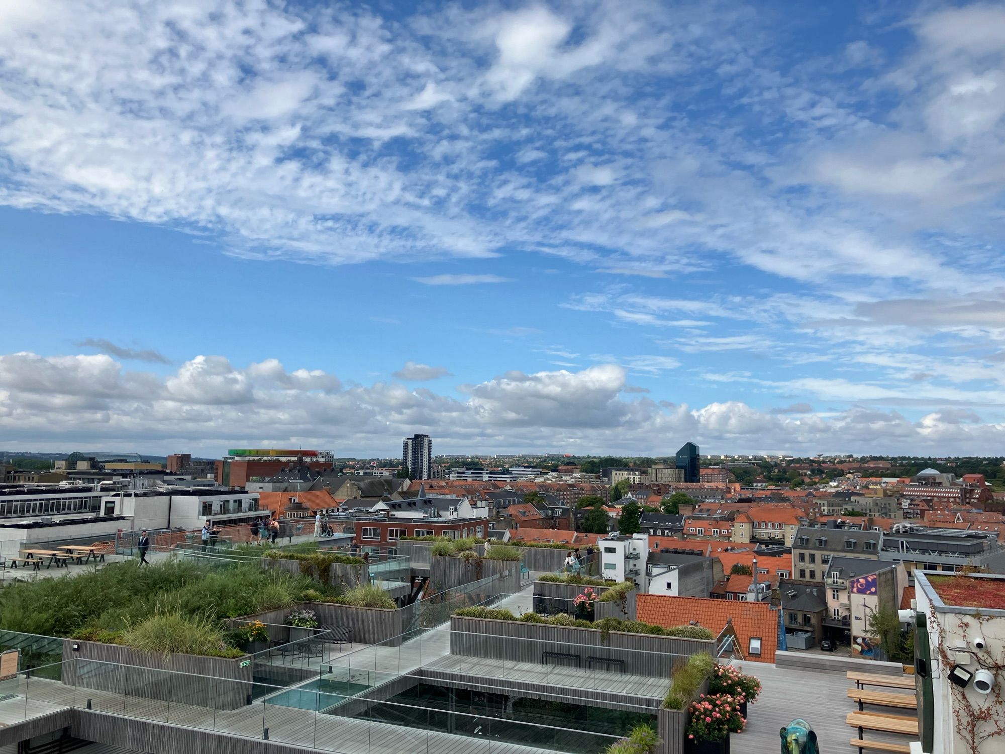 Blick über die Dachterasse und die Dächer von Aarhus landeinwärts.