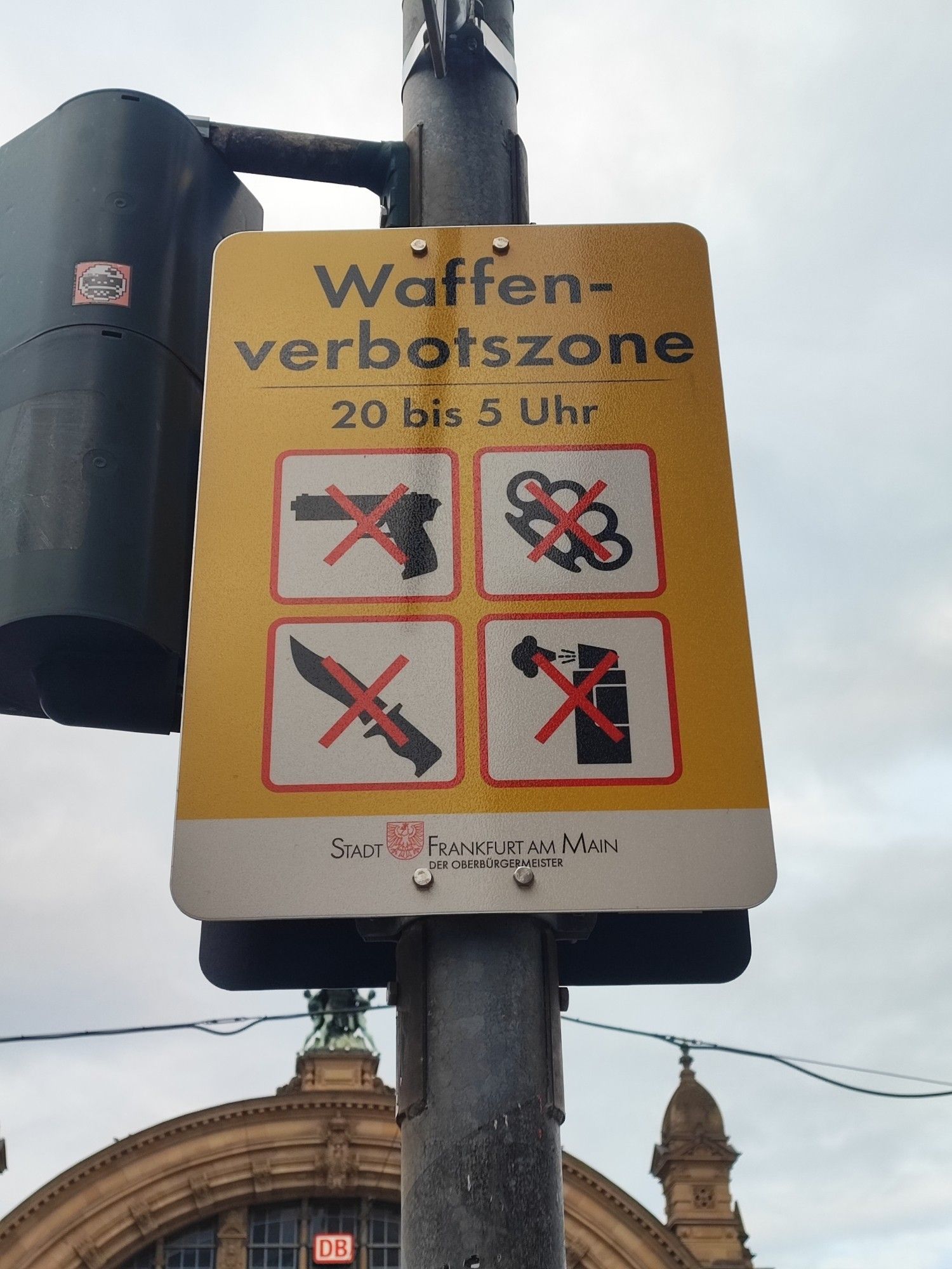 Ein Waffen-Verbotszone Schild vor dem Hauptbahnhof in Frankfurt.