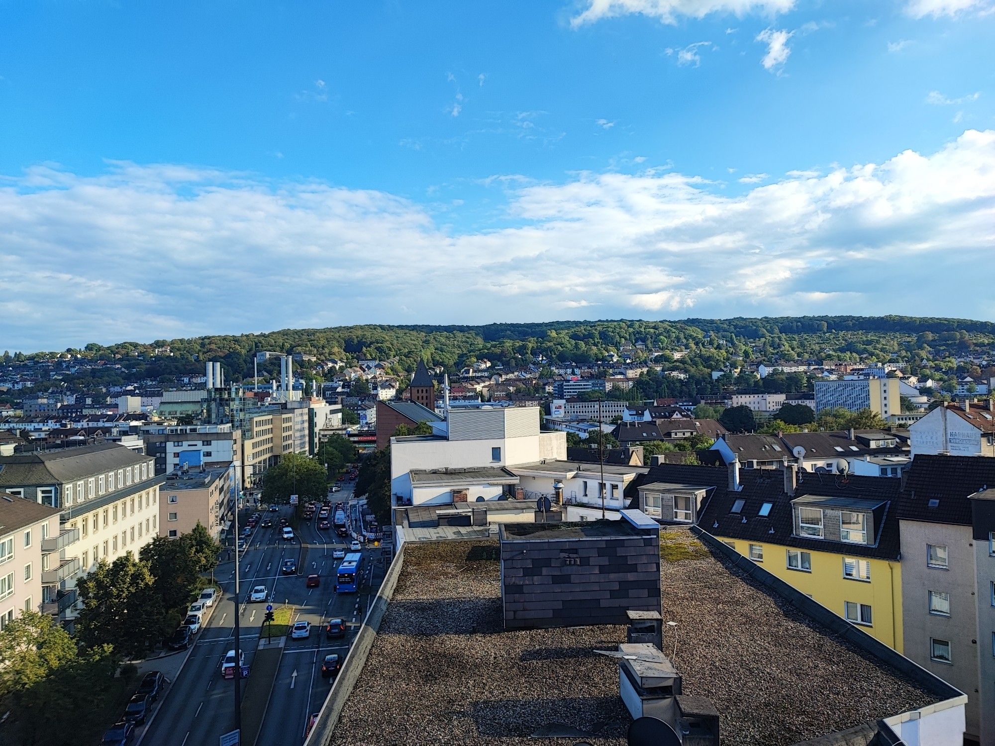 Aussicht über Wuppertal Oberbarmen von der Nordbahntrasse aus. Auf dem Bild ist eine wunderschönen Blauer Himmel zu sehen
 Im Hintergrund ein paar Wolken.