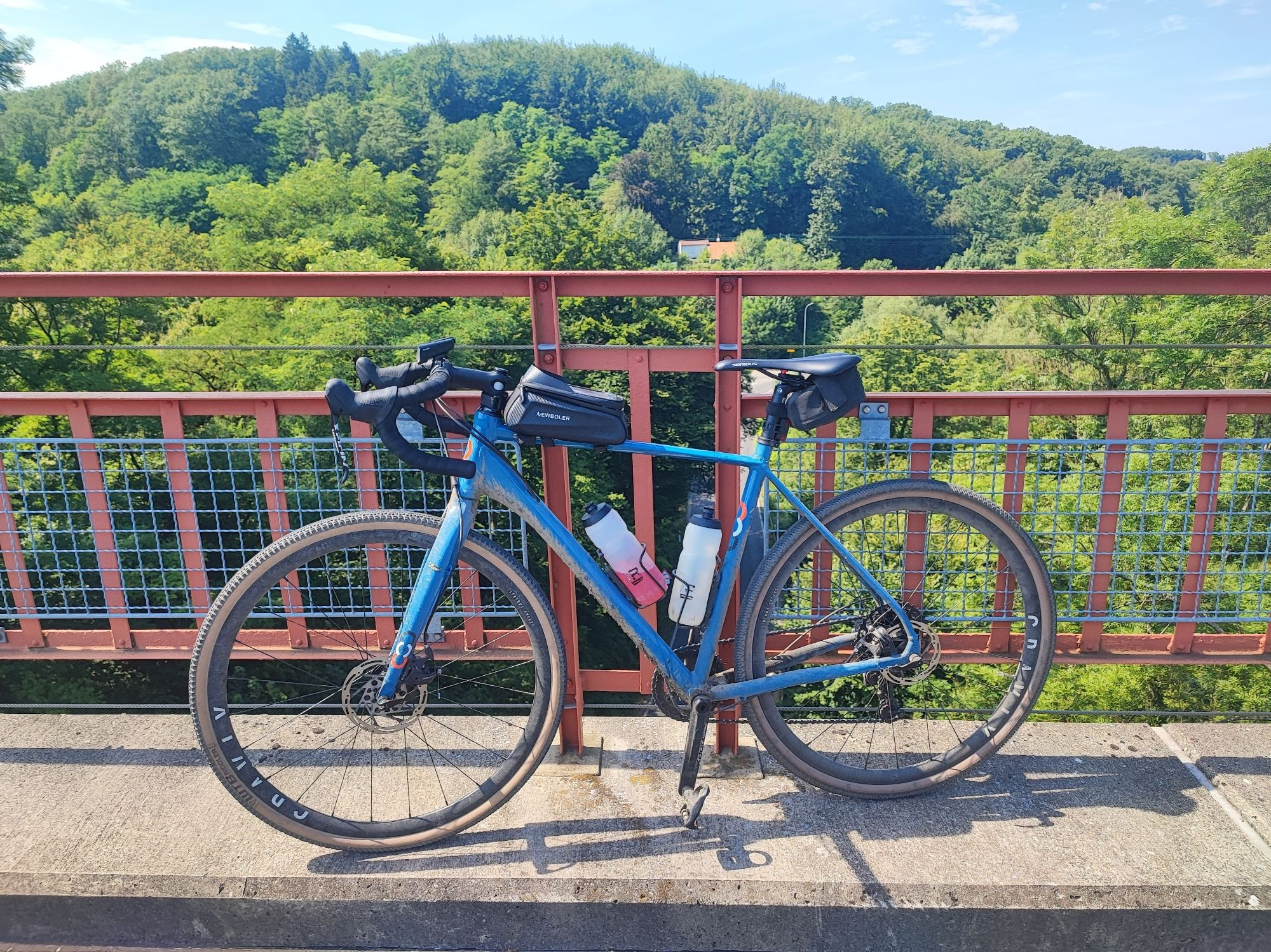 Mein Blaues Gravelbike auf der Panorama Radweg zwischen Essen und Heiligenhaus.