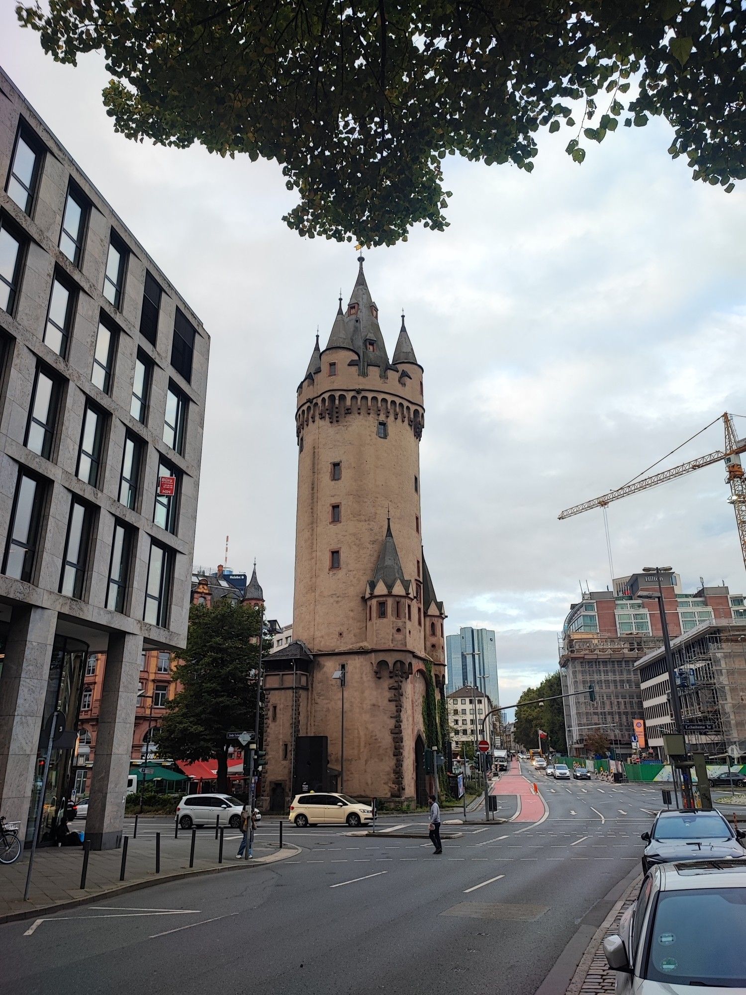 Ein alter Turm in der Innenstadt von Frankfurt. Im Hintergrund ist einer der Bankentürme zu sehen.