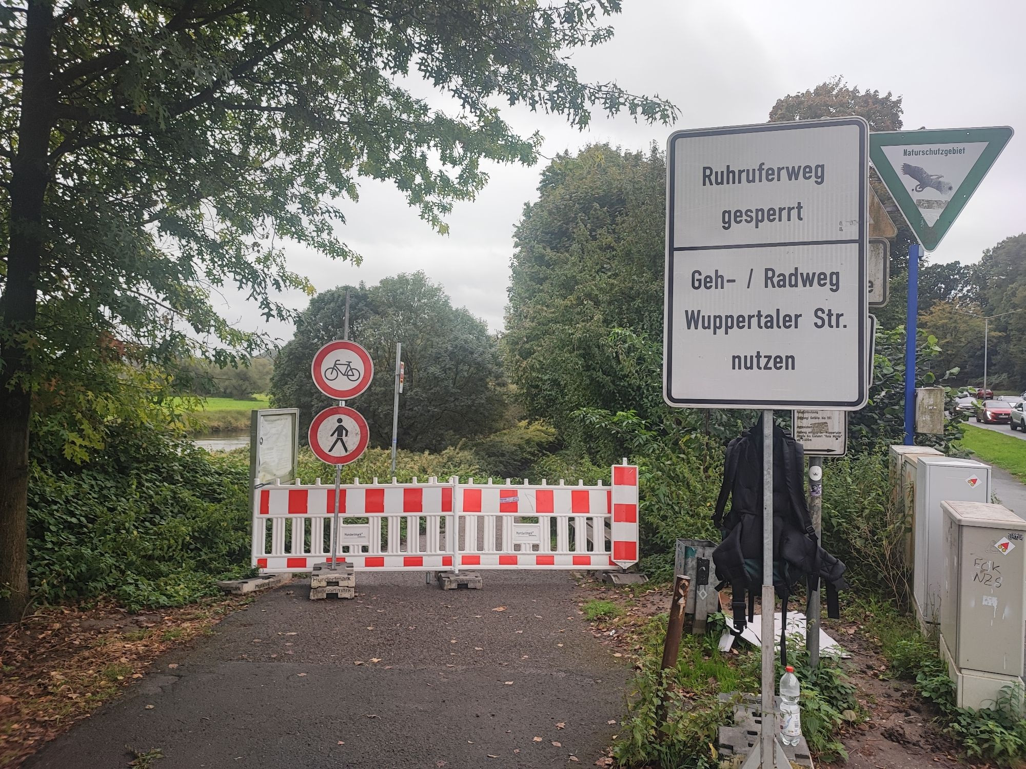 Schilder und Absperrung am Ruhrtal Radweg in Essen. Text auf dem Schild: "Ruhrufferweg gesperrt. Geh+ Radweg Wuppertaler Straße nutzen."