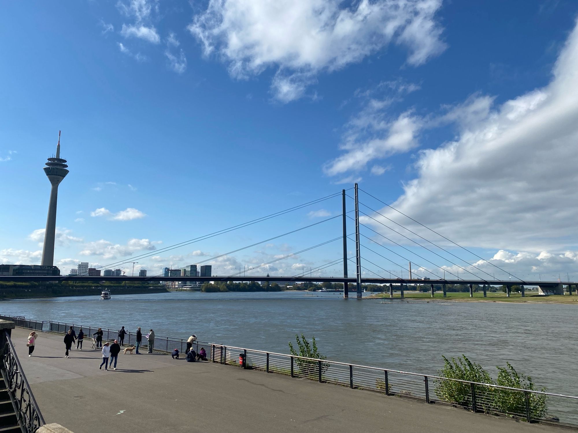 Der Rhein in Düsseldorf mit Fernsehturm und der Rhein-Kniebrücke.