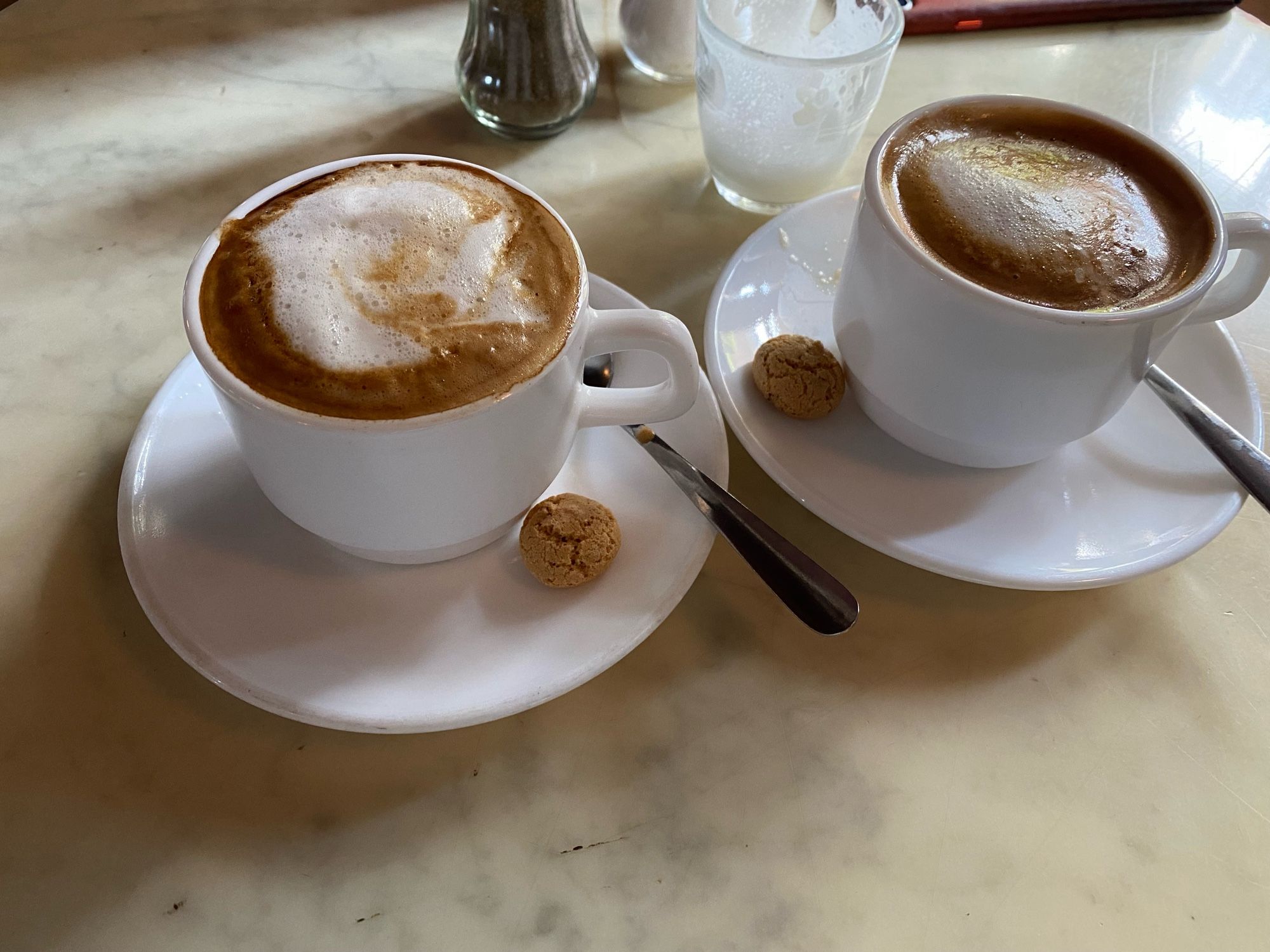 Zwei Tassen Kaffee mit cremigem Schaum