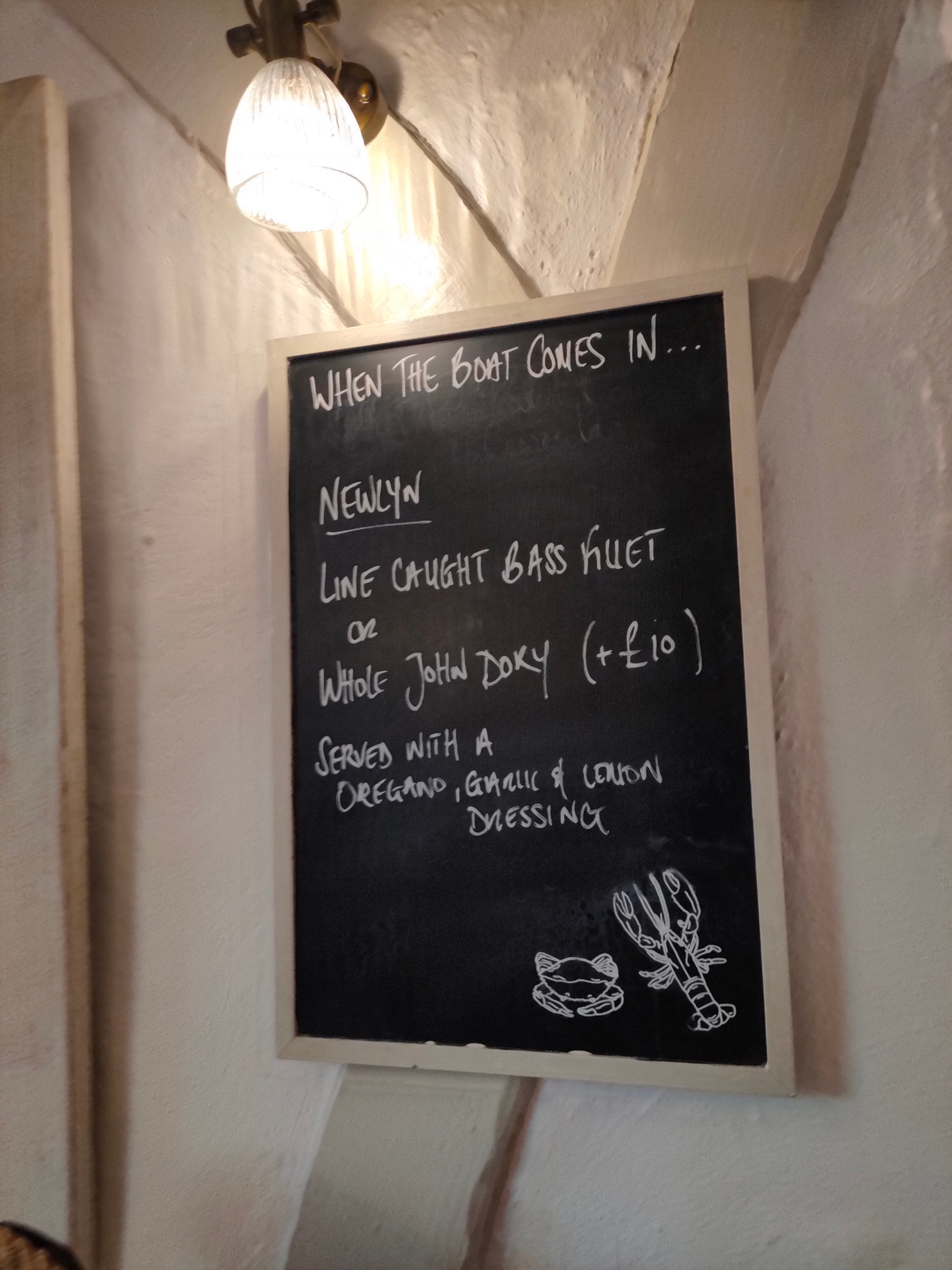 Blackboard showing main course options.