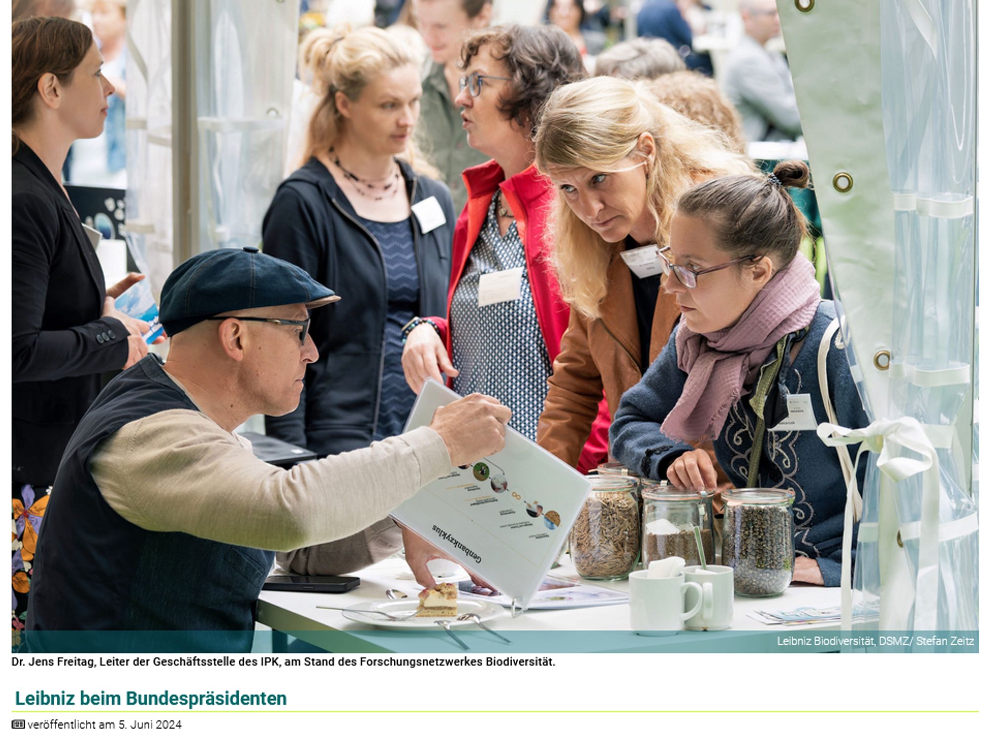 Dr. Jens Freitag, Leiter der Geschäftsstelle des IPK, am Stand des Forschungsnetzwerkes Biodiversität.