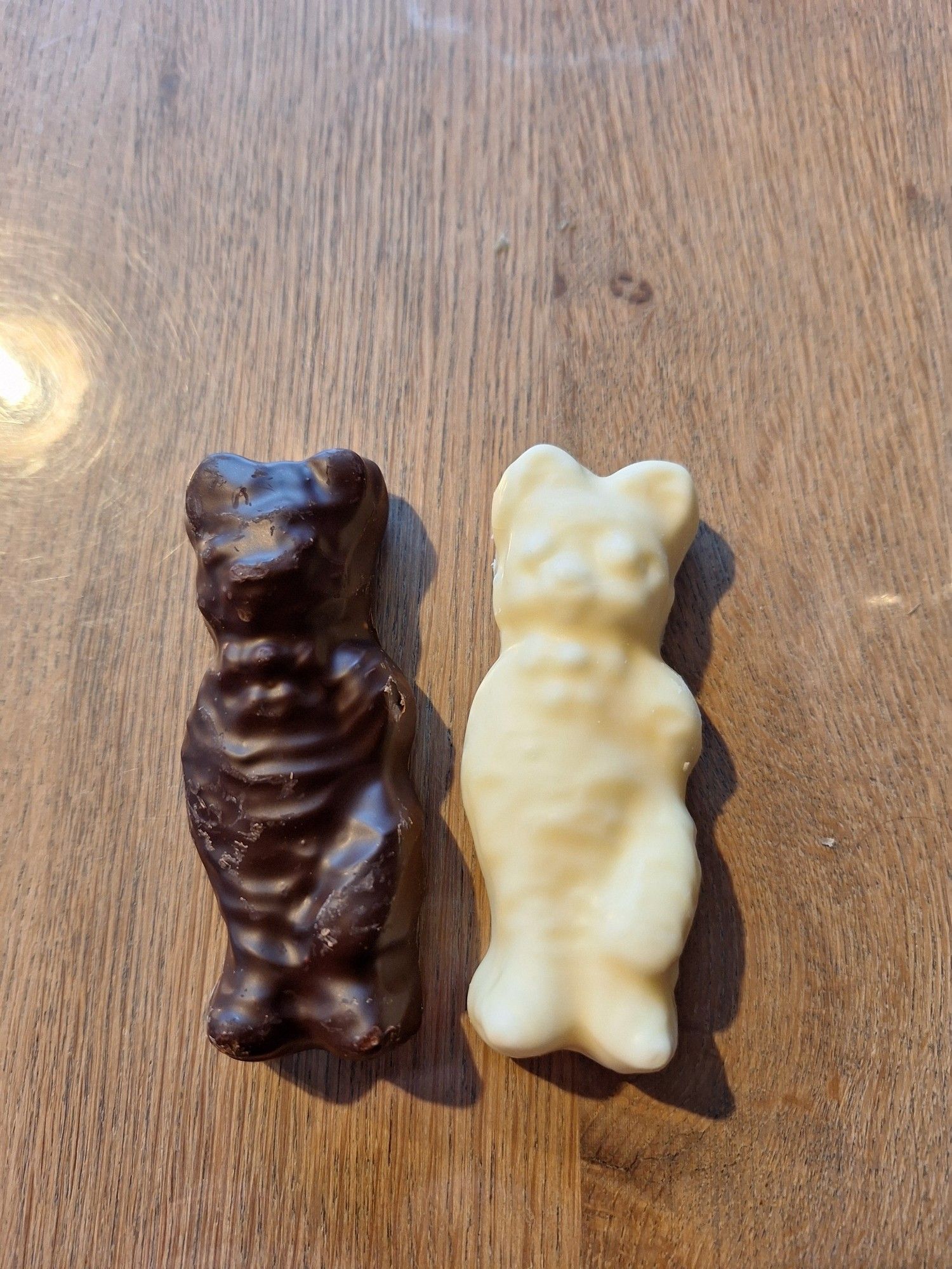 Schokoüberzogene Marshmallow in dunkler und weißer Schokolade in Form von Bären/ Katzen