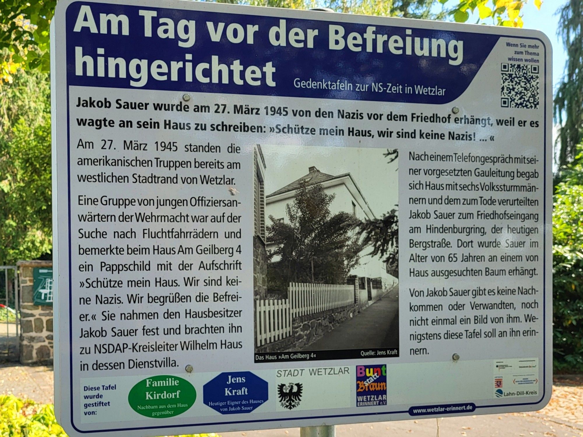 Eine leicht schräg fotografierte Gedenktafel mit der Überschrift: Am Tag vor der Befreiung hingerichtet. Es folgt ein ausführlicher Bericht über die unfassbare Situation damals, am 27.3.1945