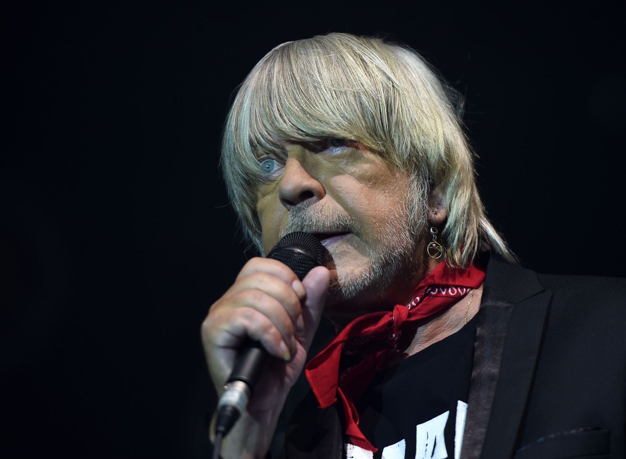 Photo de Renaud vieux. On dirait qu'il est empaillé. Ou que ça vient du musée Grévin. Bref, il fait un peu peur et on a un peu de peine pour lui.
Il porte un bandana rouge.