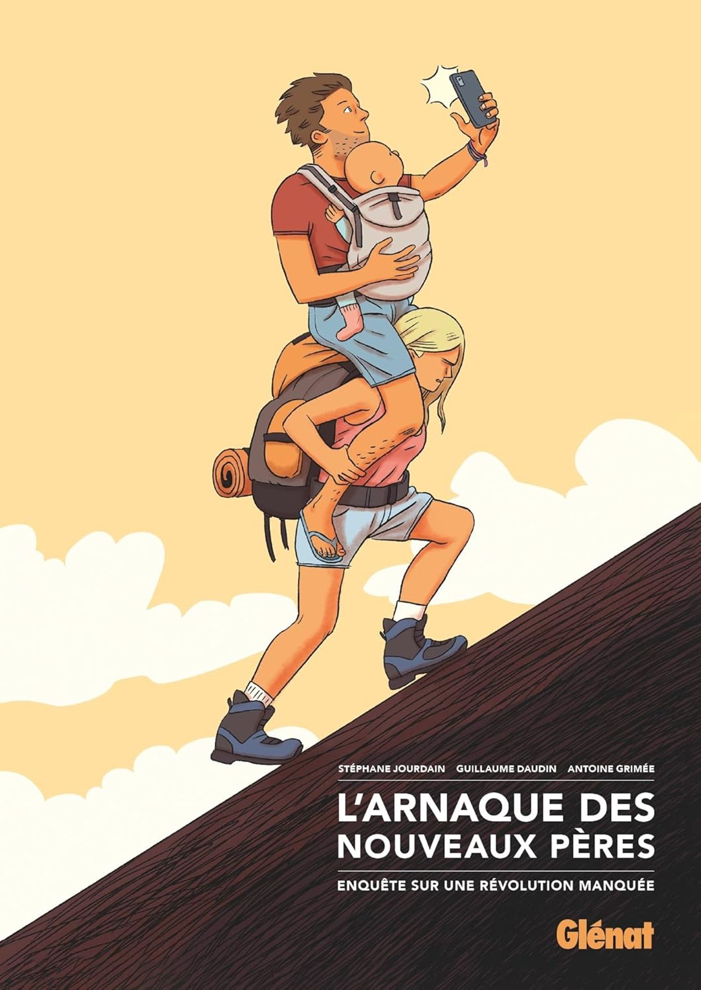 Couverture de la BD L'arnaque des nouveaux pères, enquête sur une révolution manquée de Stéphane Jourdain, Guillaume Daudin et Antoine Grimée. Un homme tient un bébé dans un porte-bébé. Il fait un selfie, souriant. Il est assis sur les épaules d'une femme qui gravit une montagne, avec un sac à dos et des chaussures de randonnée.