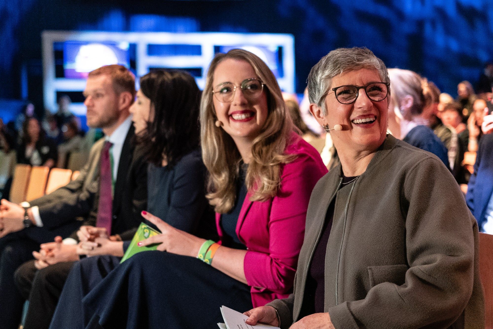 Auf dem Foto sind die Fraktionsvorsitzenden der Grünen Bundestagsfraktion Katharina Dröge und Britta Haßelmann sitzen in der ersten Reihe des Publikums beim Zukunftskongress der Grünen Bundestagfraktion.