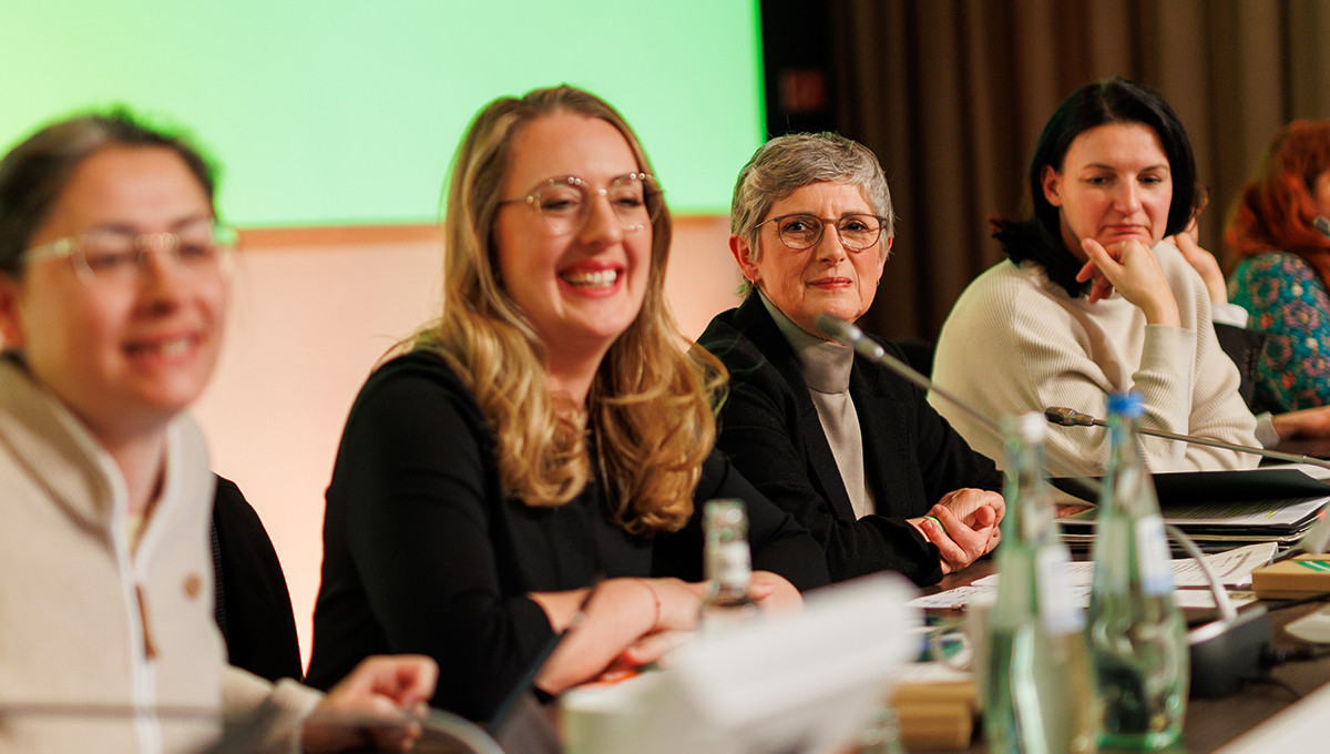 Auf dem Foto sind die Parlamentarische Geschäftsführerin Filiz Polat, die Fraktionsvorsitzenden Katharina Dröge und Britta Haßelmann und die Erste Parlamentarische Geschäftsführerin Irene Mihalic auf der Klausur der Grünen Bundestagfraktion zu sehen.