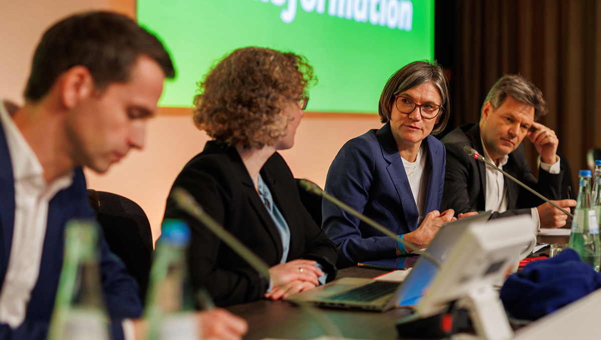 Auf dem Foto sind der stellv. Vorsitzenden Andreas Audretsch und Julia Verlinden Christiane Benner  (IG-Metall) und Bundeswirtschaftsminister Robert Habeck auf der Klausur der Grünen Bundestagfraktion zu sehen.