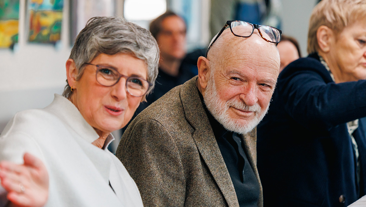 Auf dem Foto ist die Fraktionsvorsitzende Britta Haßelmann im Gespräch mit Kyf Kaufmann im Kultur- und Begegnungszentrums Ariowitsch-Haus zu sehen.