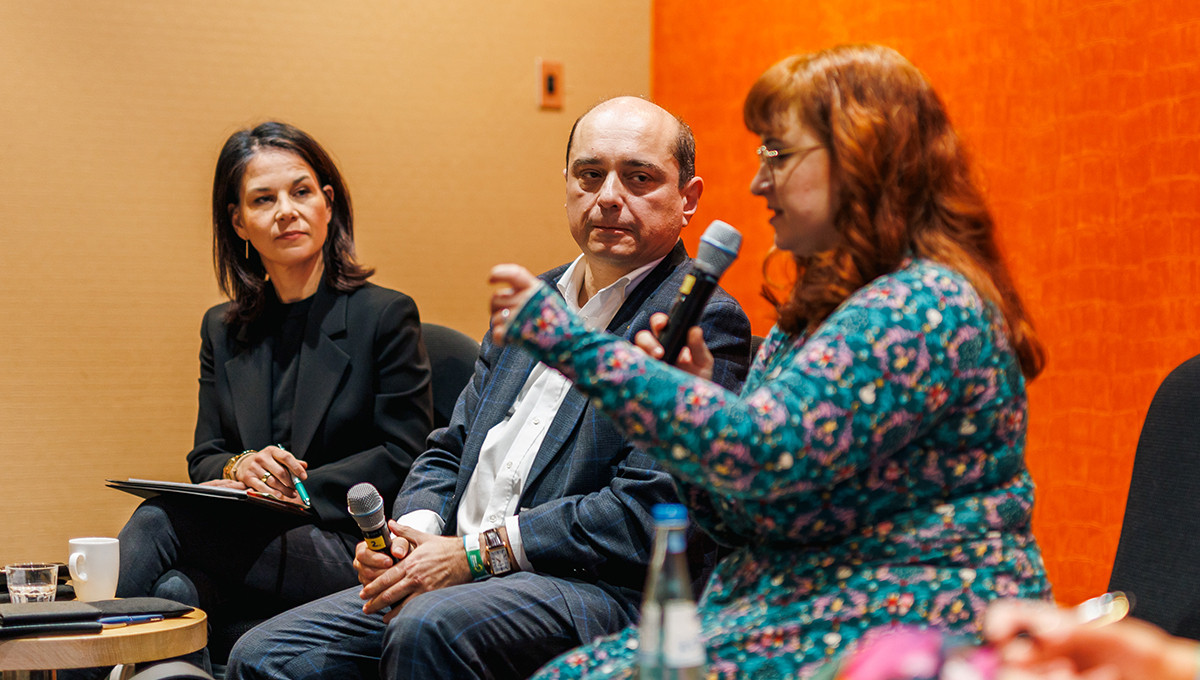 Auf dem Foto sind die Außenministerin Annalena Baerbock, Basil Kerski (Stiftung Solidarnosc Danzig) und stellv. Fraktionsvorsitzende Agnieszka Brugger auf der Klausur der Grünen Bundestagfraktion zu sehen.