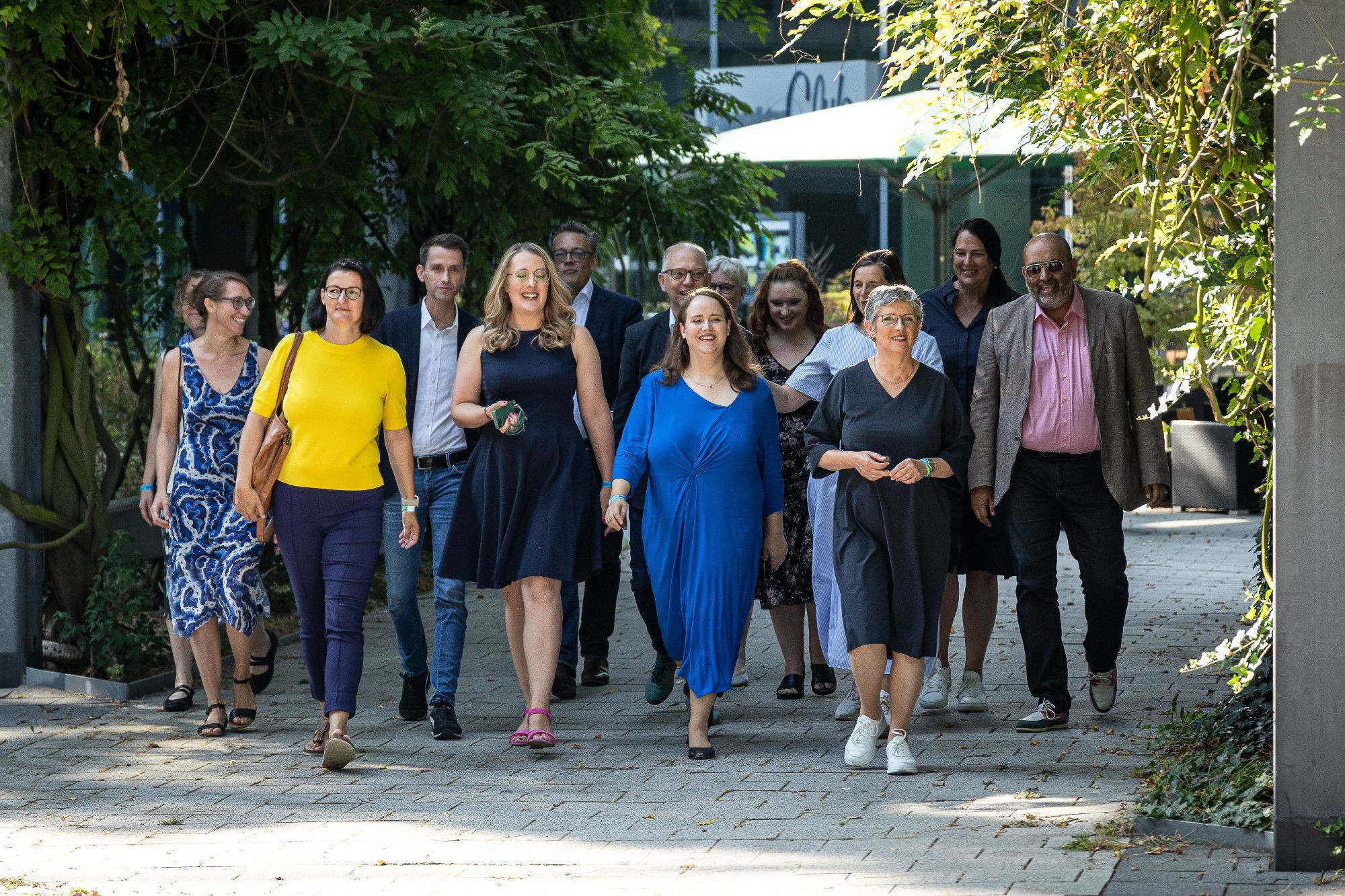 Auf dem Bild zu sehen sind der Grüne Fraktionsvorstand gemeinsam mit dem Parteivorstand auf dem Weg zur Fraktionsklausur. Von links nach rechts: Emily Büning, Irene Mihalic, Andreas Audretsch, Katharina Dröge, Konstantin von Notz, Till Steffen, Ricarda Lang, Maria Klein-Schmeink, Agnieszka Brugger, Katrin Göring-Eckardt, Britta Haßelmann, Anja Reinalter und Omid Nouripour.