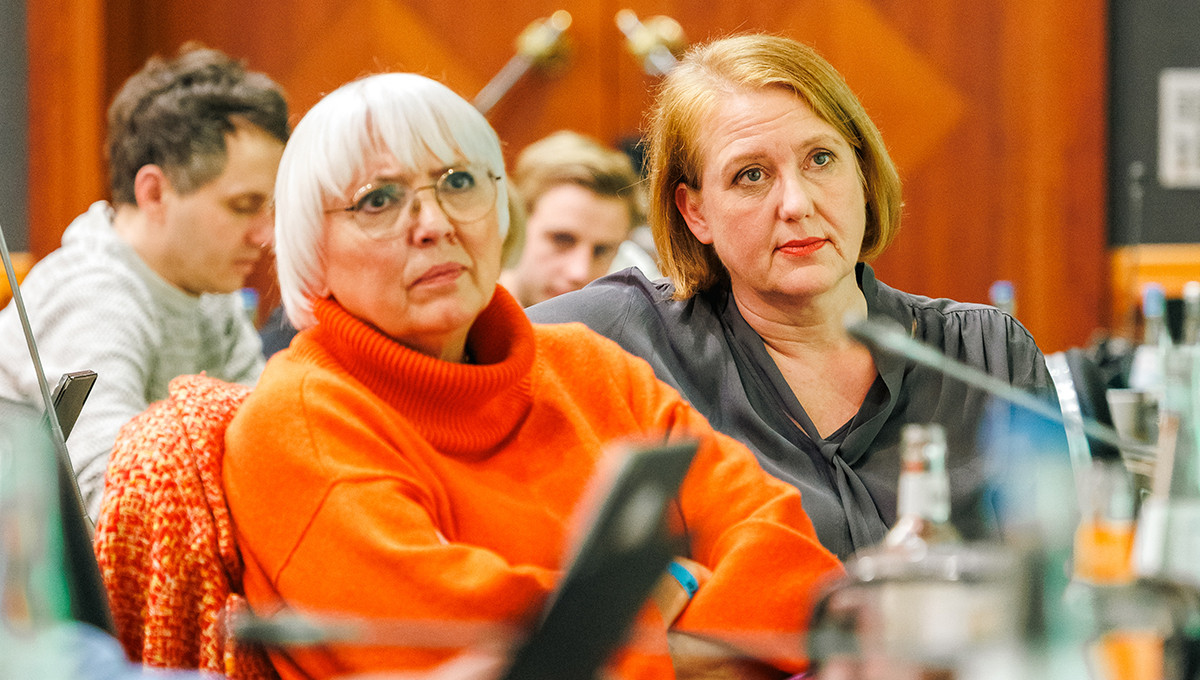 Auf dem Foto sind die Kulturstaatsministerin Claudia Roth und Bundesfamilienministerin Lisa Paus auf der Klausur der Grünen Bundestagfraktion zu sehen.