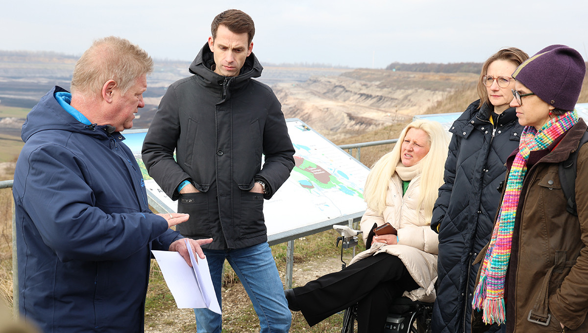 Auf dem Foto sind stellv. Vorsitzender Andreas Audretsch, Stephanie Aeffner und Lisa Badum im Gespräch mit Jens Hausner, Sprecher der Bürgerinitiative Pro Pödelwitz, Stadtrat (B’90/Die Grünen) in Groitzsch bei dem Besuch eines Braunkohletagebaus südlich von Leipzig zu sehen.