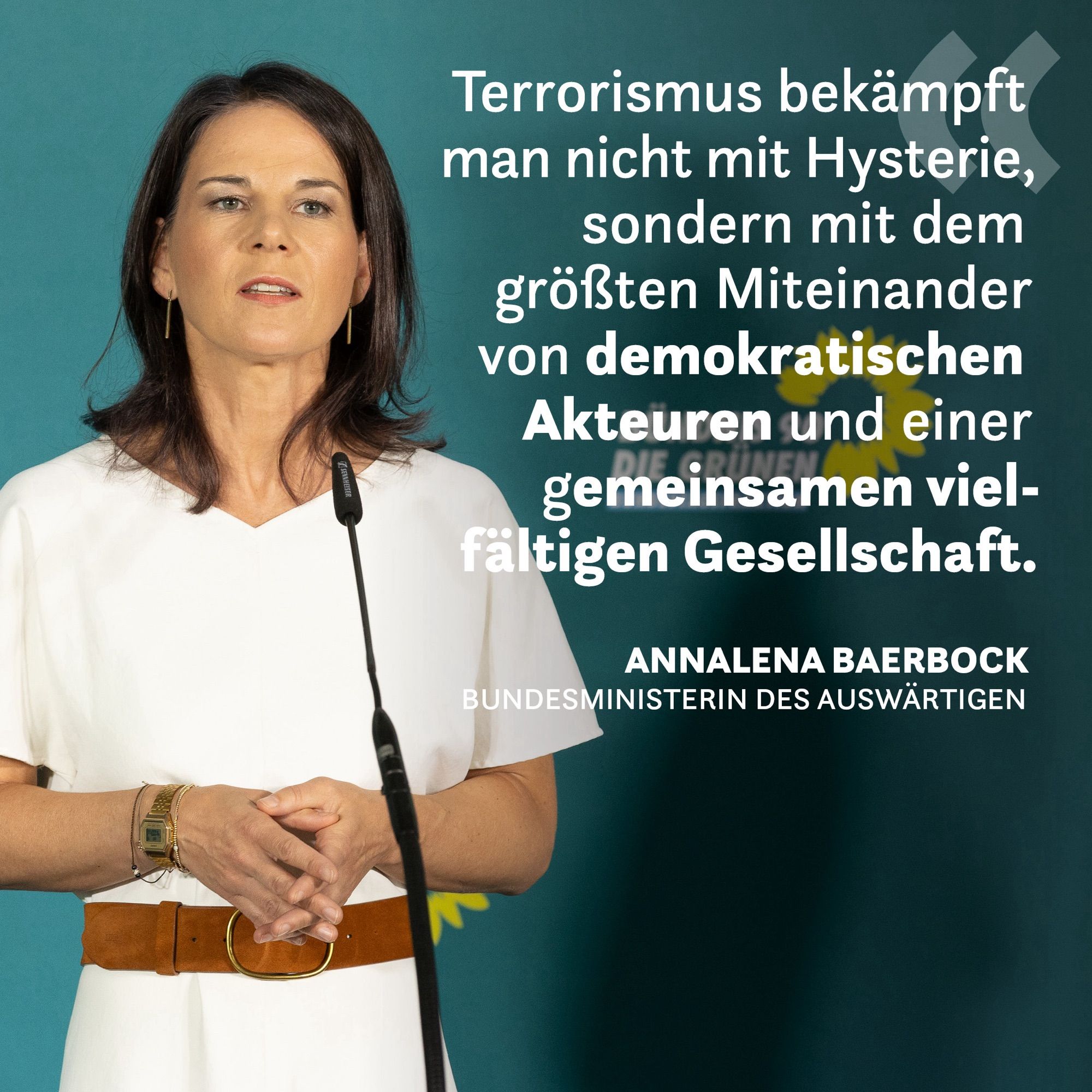 Ein Foto der Außenministerin Annalena Baerbock bei einem Pressestatement. Auf der rechten Seite steht das Zitat: Terrorismus bekämpft man nicht mit Hysterie, sondern mit dem größten Miteinander von demokratischen Akteuren und einer gemeinsamen vielfältigen Gesellschaft.