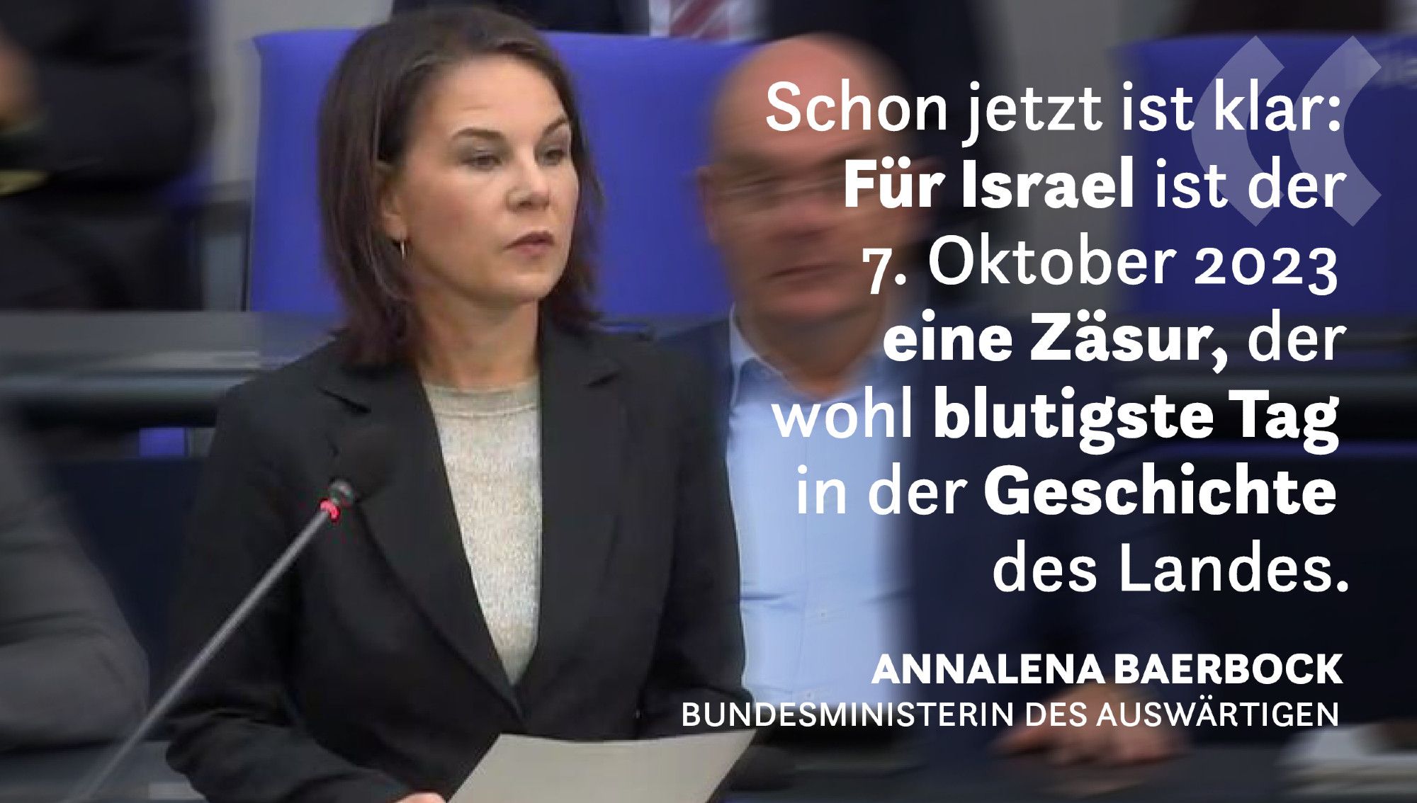 Auf dem Motiv istdie Bundesministerin des Auswärtigen Annalena Baerbock zu sehen. Darüber steht: Schon jetzt ist klar: Für Israel ist der 7. Oktober 2023 eine Zäsur, der wohl blutigste Tag in der Geschichte des Landes.