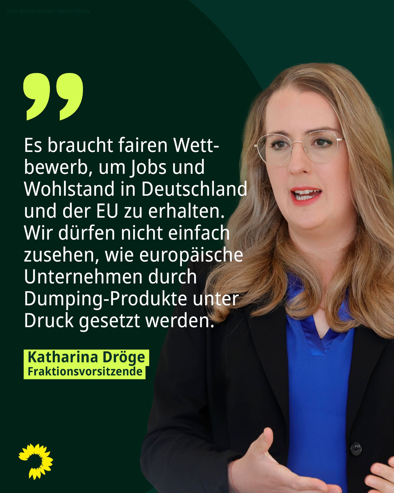 Auf dem Bild ist Katharina Dröge, Fraktionsvorsitzende Bündnis 90 / Die Grünen zu erkennen. Nebenstehend wird sie zitiert: Es braucht fairen Wettbewerb, um Jobs und Wohlstand in Deutschland und der EU zu erhalten. Wir dürfen nicht einfach zusehen, wie europäische Unternehmen durch Dumping-Produkte unter Druck gesetzt werden.