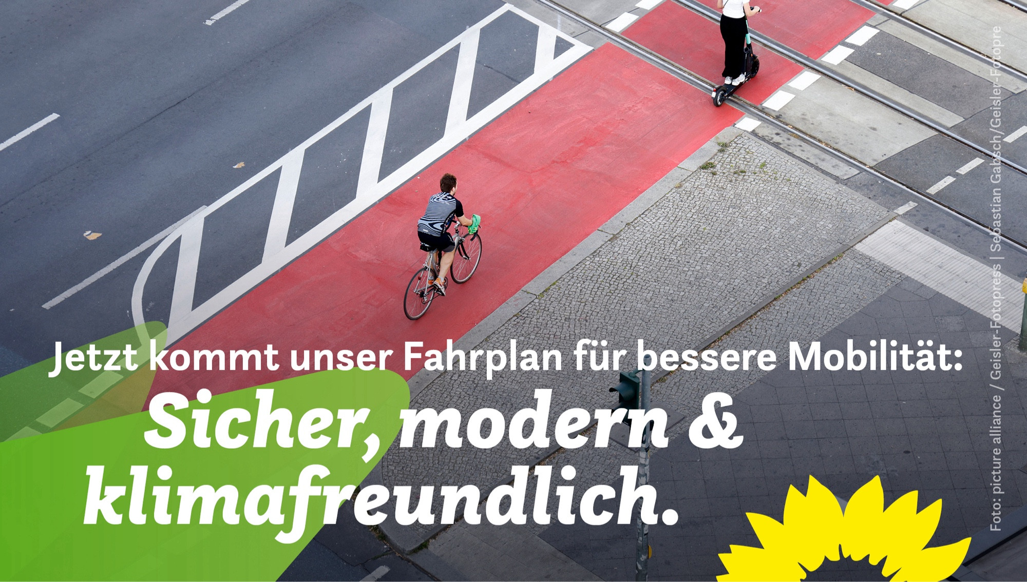 Auf dem Foto sind eine Person auf einem Fahrrad und eine Person auf einem E-Roller auf einem rot angemalten Radweg zu sehen. In der linken unteren Ecke steht der Slogan: Jetzt kommt unser Fahrplan für bessere Mobilität: Sicher, modern & klimafreundlich.