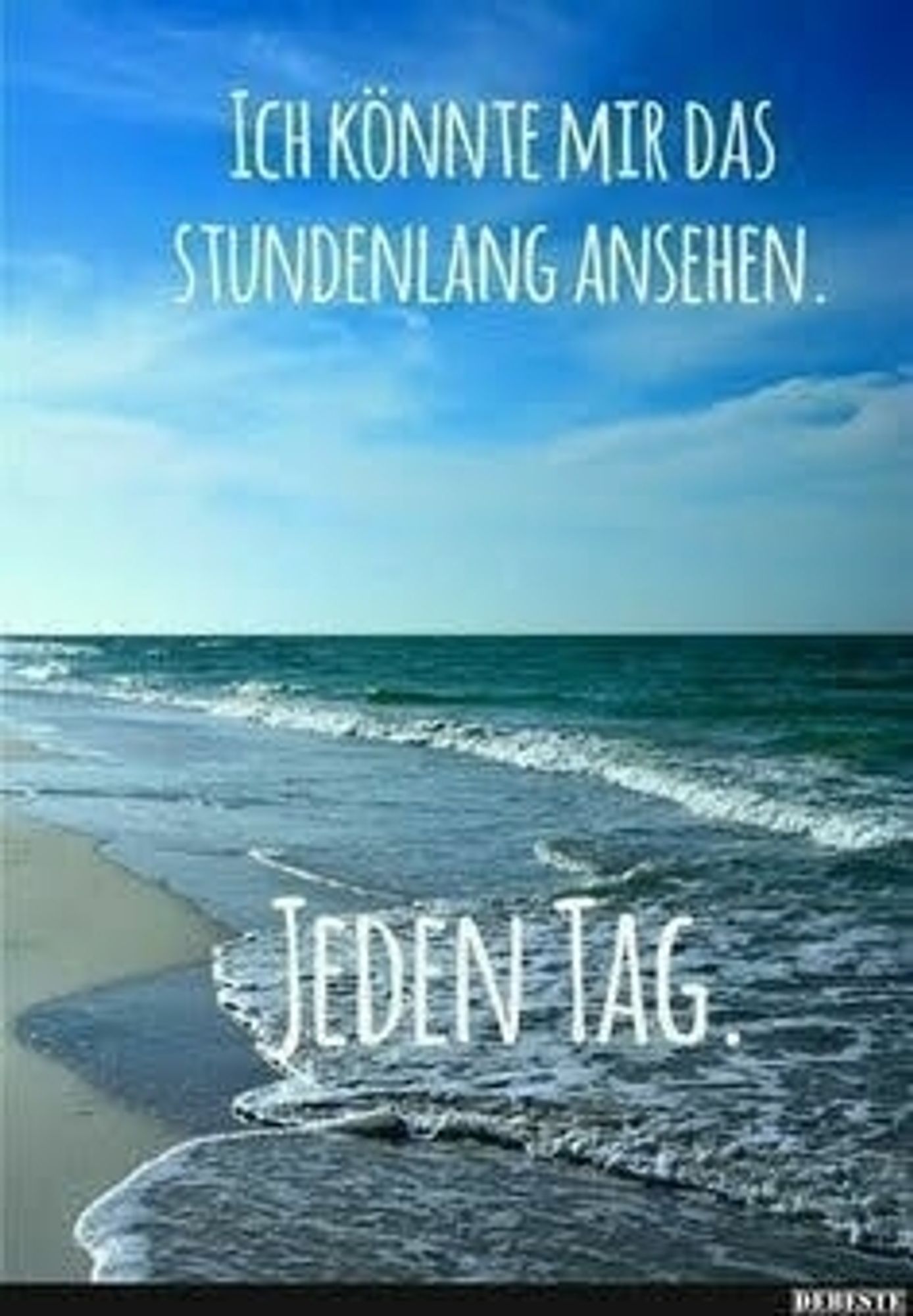 Meereswellen rollen an den Strand. Der Himmel ist blau mit ein paar Wolken. Dazu der Text: 
"Ich könnte mir das stundenlang ansehen. Jeden Tag."