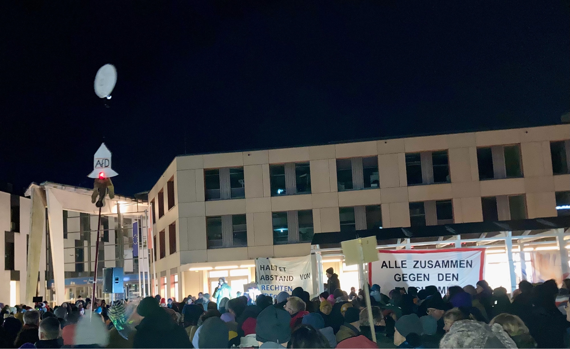 Demonstration auf erleuchtetem Marktplatz