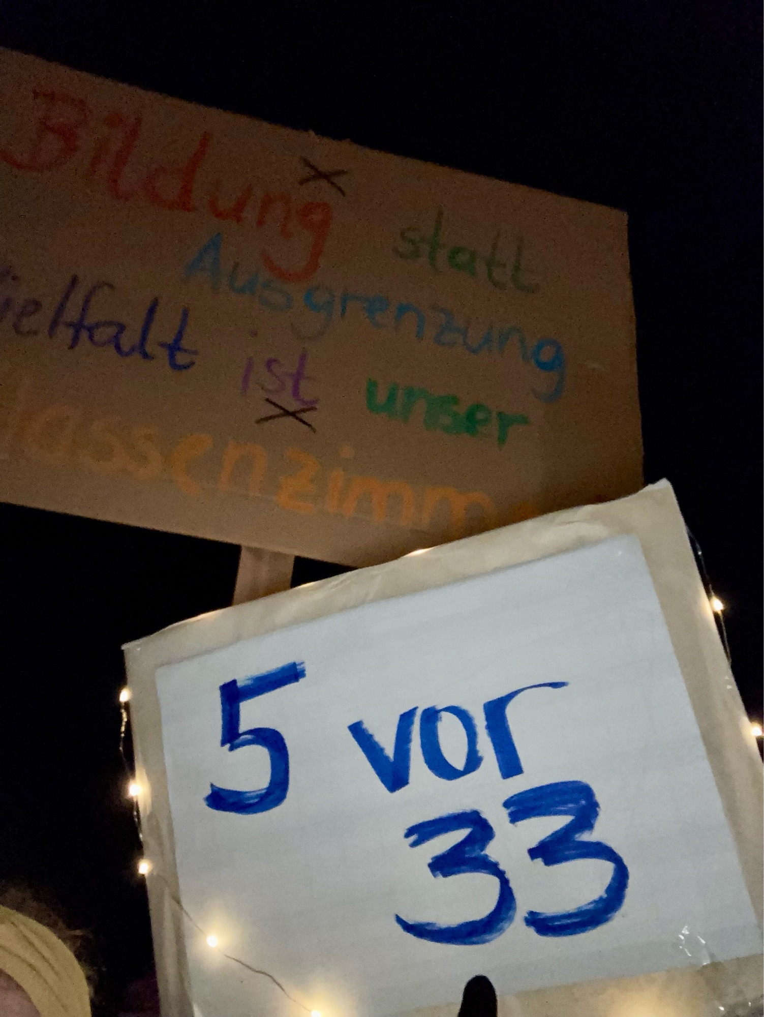 Zwei Demo-Plakate: "Bildung statt Ausgrenzung - Vielfalt ist unser Klassenzimmer" und "5 vor 33"