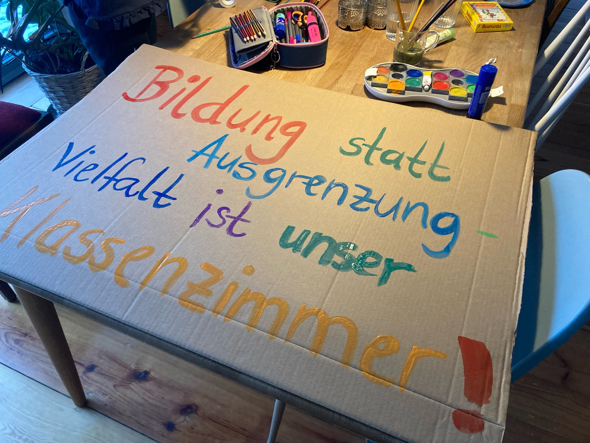 Selbstgemaltes, buntes Demo-Plakat: "Bildung statt Ausgrenzung - Vielfalt ist unser Klassenzimmer!"