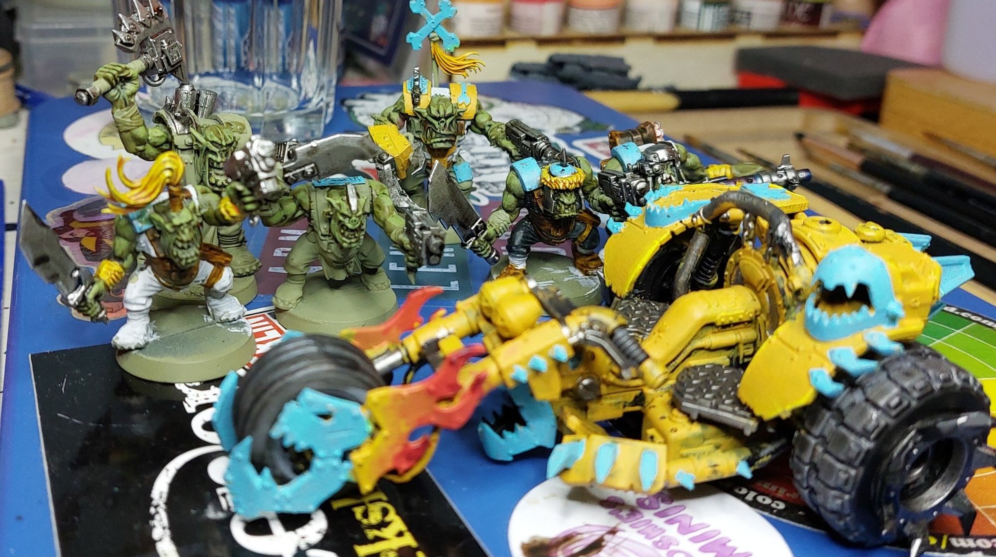 Ork trike with Flaming skull and Jaws and teef everywhere in front, 6 ork boyz and nobz in the back