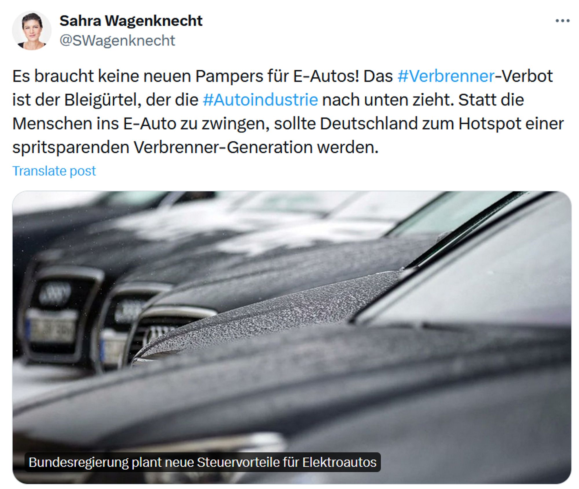 Tweet von Sahra Wagenknecht: Es braucht keine neuen Pampers für E-Autos! Das #Verbrenner-Verbot ist der Bleigürtel, der die #Autoindustrie nach unten zieht. Statt die Menschen ins E-Auto zu zwingen, sollte Deutschland zum Hotspot einer spritsparenden Verbrenner-Generation werden.