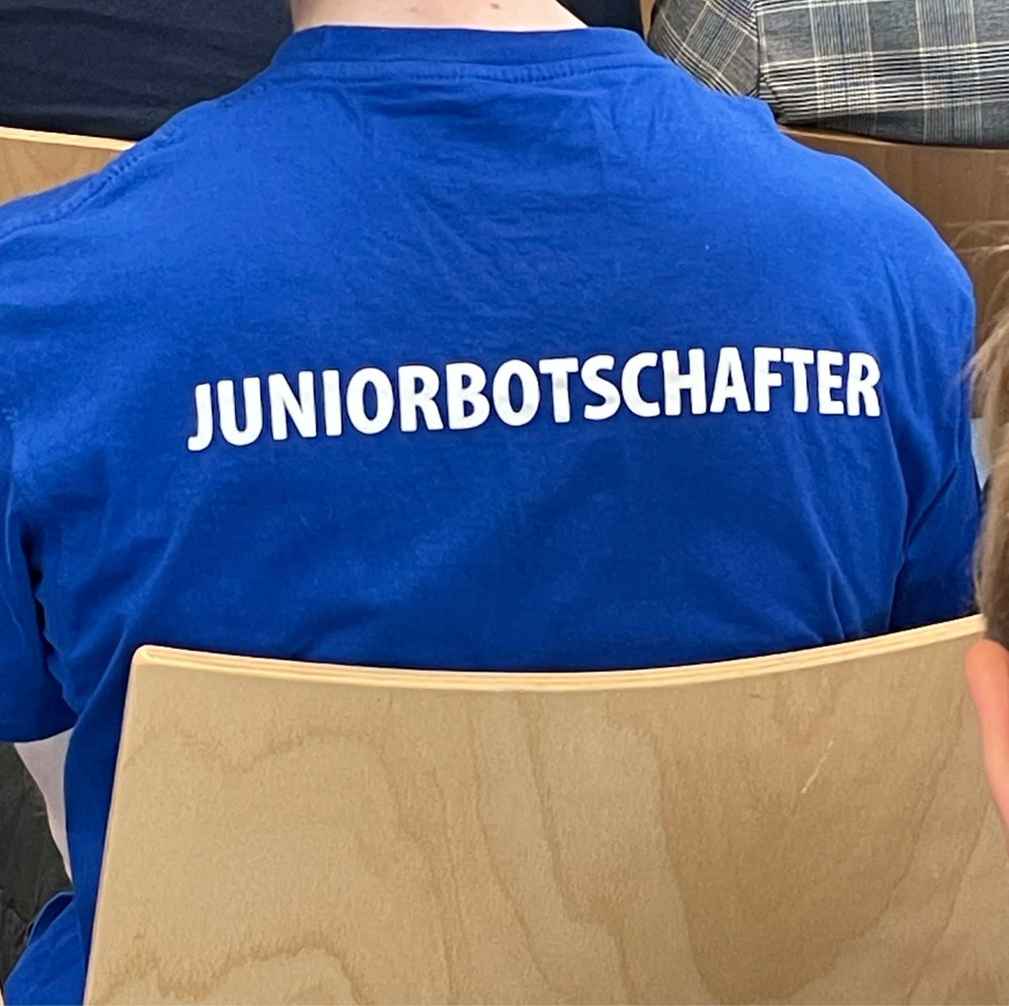 Bild eines T-Shirts mit der Aufschrift „Juniorbotschafter“