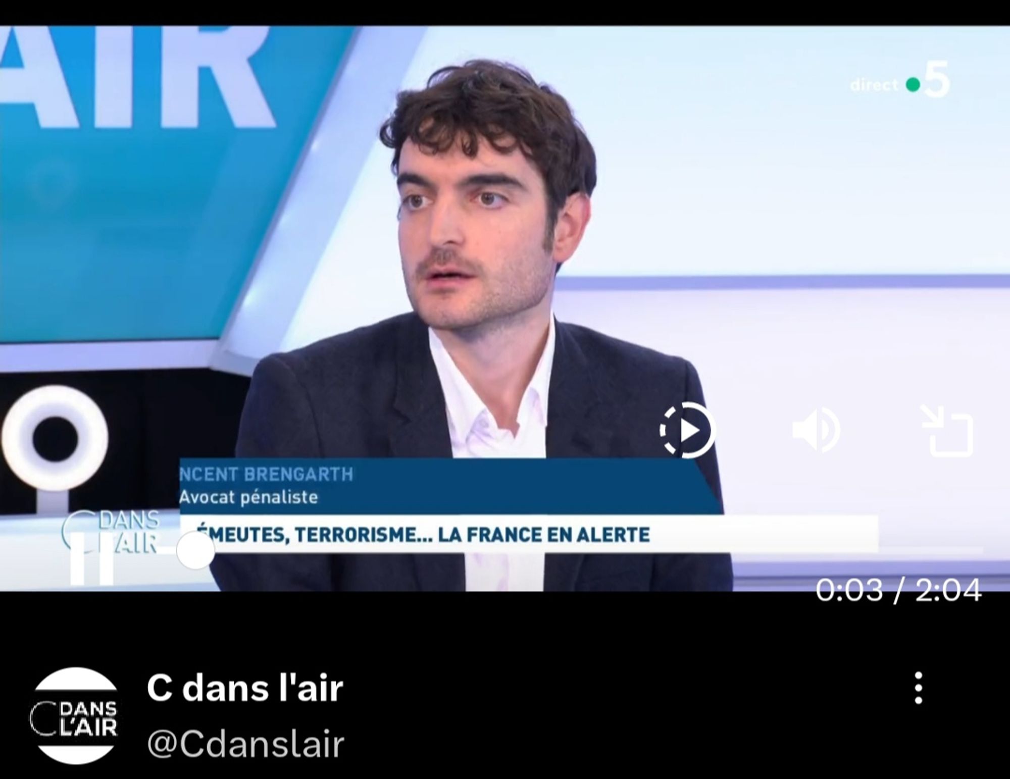 Un avocat pénaliste dans C dans l'air, ressemblant à Louis Garrel et Mathieu Chedid.