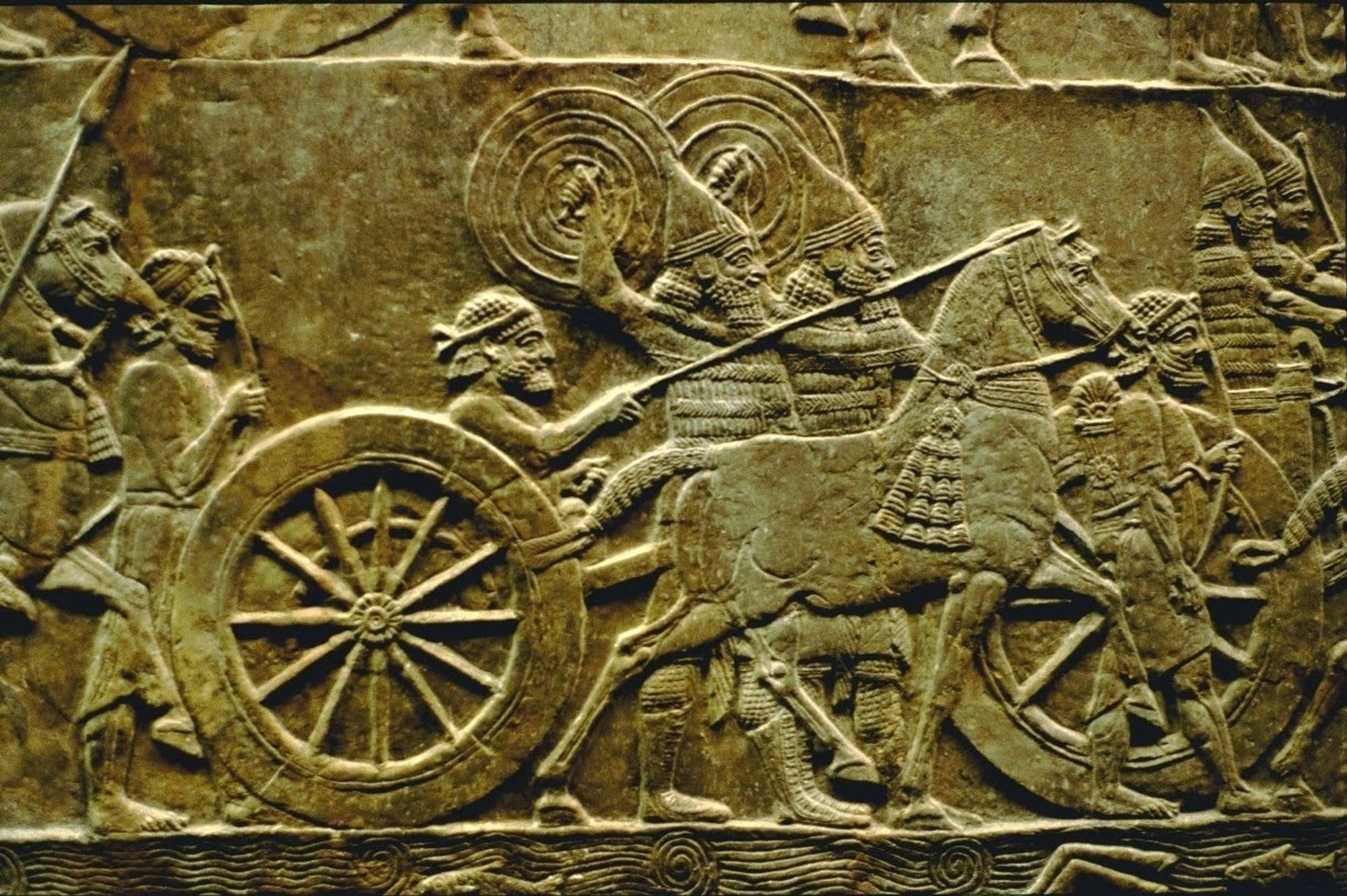 Bas-relief égyptien fait de chars tirés par des chevaux pour figurer la montée vers Paris des agriculteurs