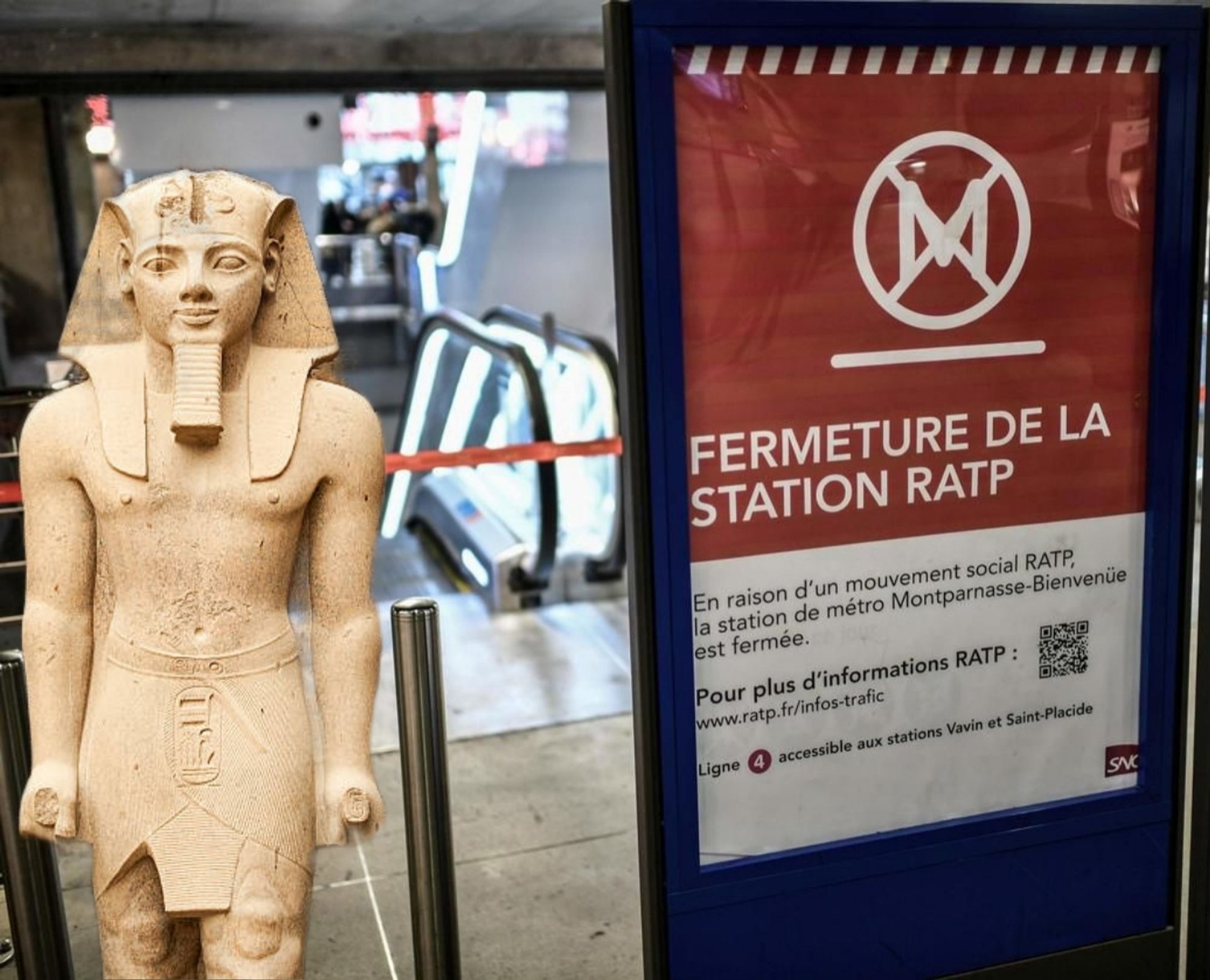 Statue de Ramsès 2 devant une entrée de métro parisien interdite pour cause de grève