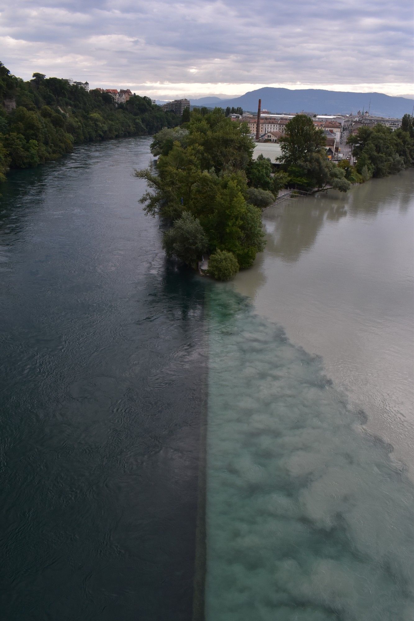 Zwei Gletscherflüsse treffen aufeinander, links die Rhone blau, rechts die Arve milchig, voller Silt.