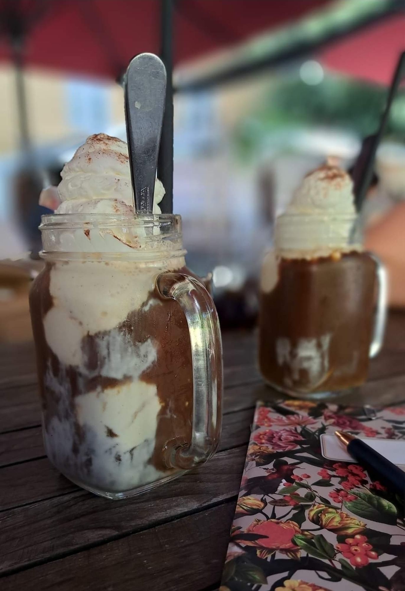 2 große Gläser mit Eiskaffee und 1 Notizbuch.