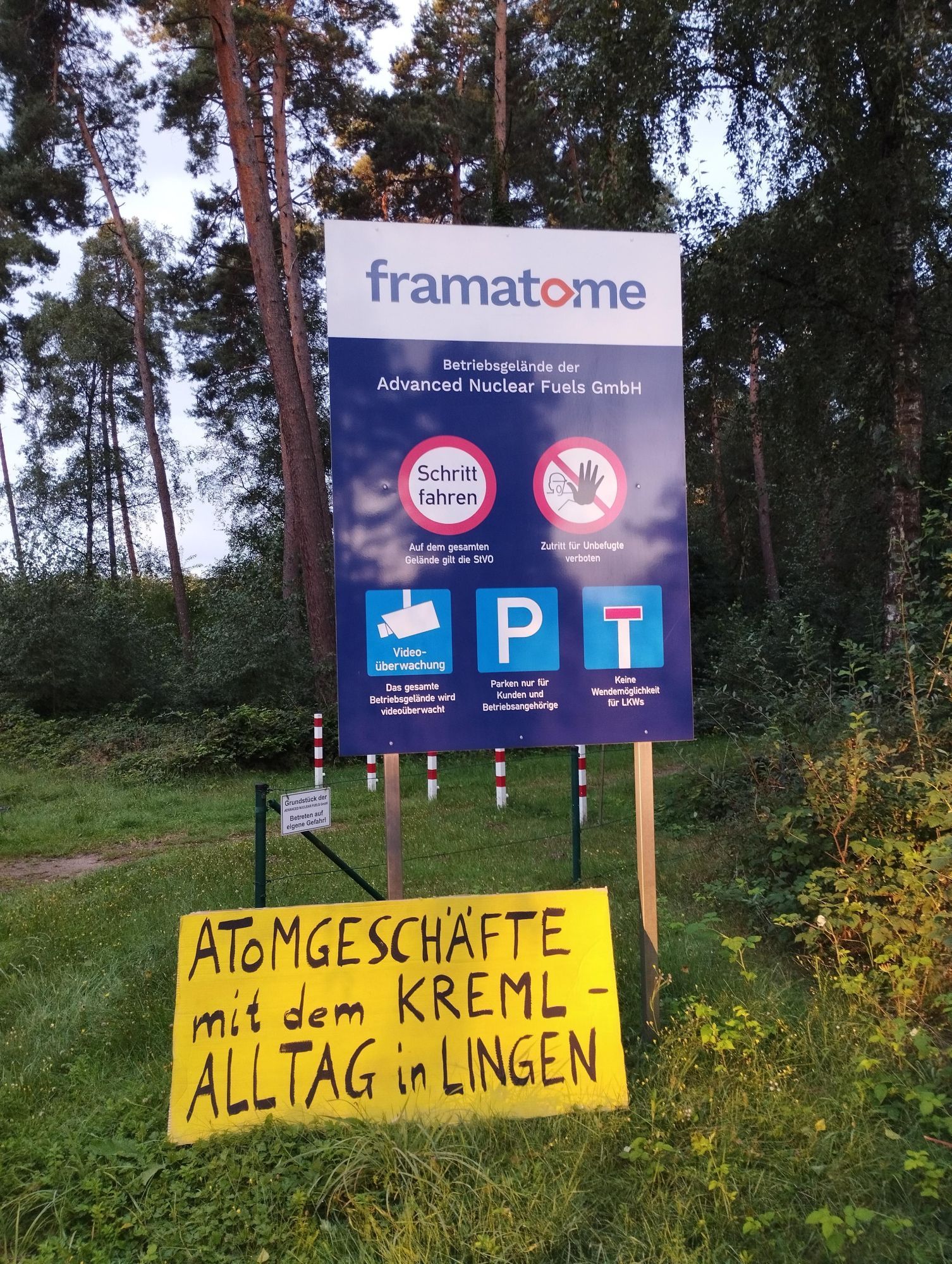 Firmenschild Framatome mit der Pappe "Atomgeschäfte mit dem KREML - Alltag in Lingen"