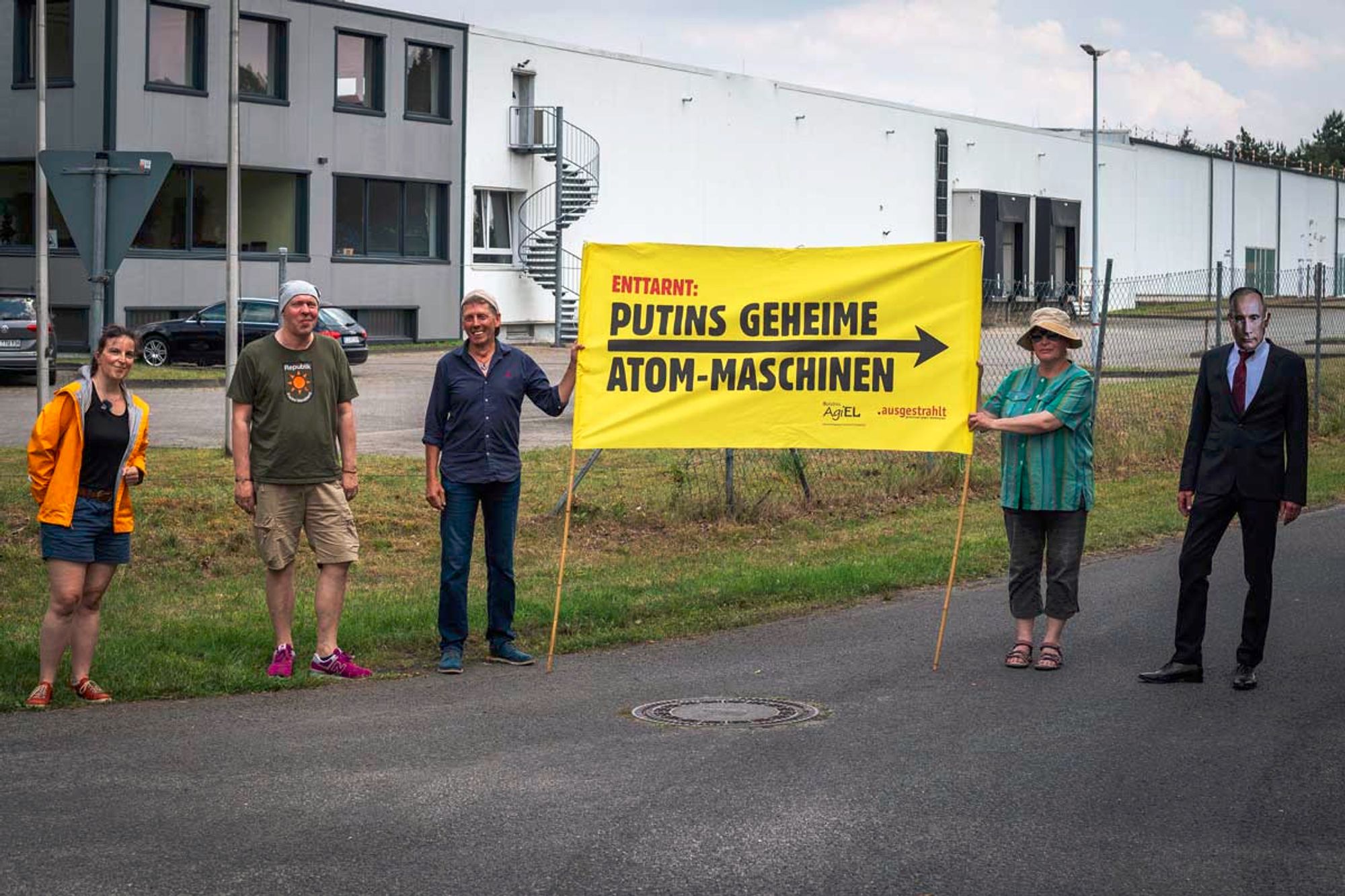 Brennelementefabrik Lingen: Sind die illegal errichteten Maschinen von Rosatom in einem ehemaligen Möbelhaus versteckt? Atomkraftgegner*innen enttarnen geheime Außenstelle der Atomfabrik. Fotos: Lars Hoff