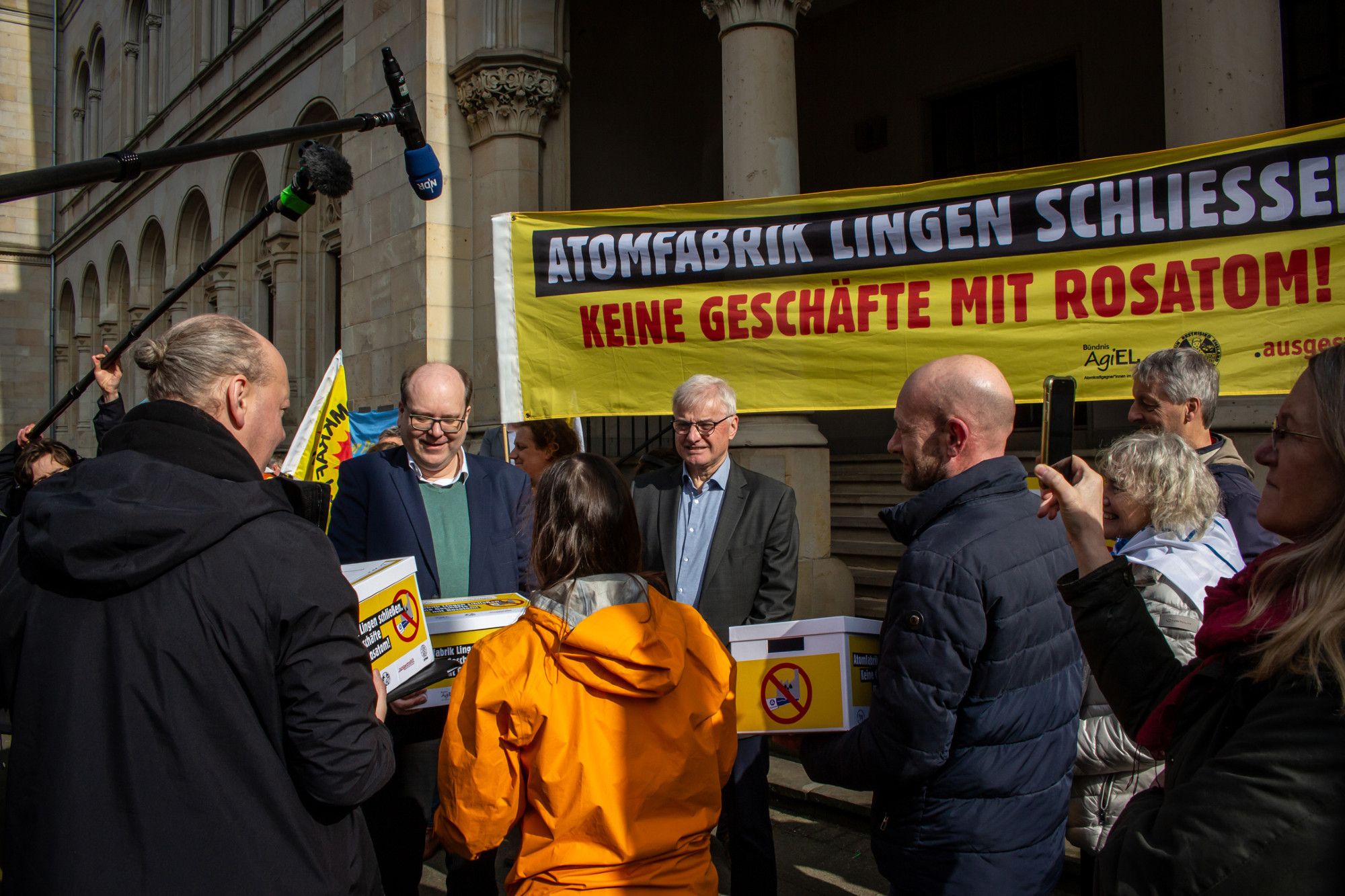 Atomkraftgegner*innen übergeben am 1. März mehr als 11.000 Einwendungen an niedersächsischen Umweltminister Christian Meyer