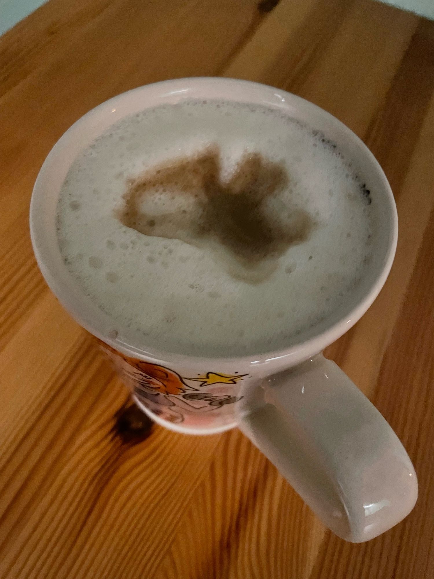 Tasse Latte Macchiato im Schaum ist ein Symbol aus Espresso.