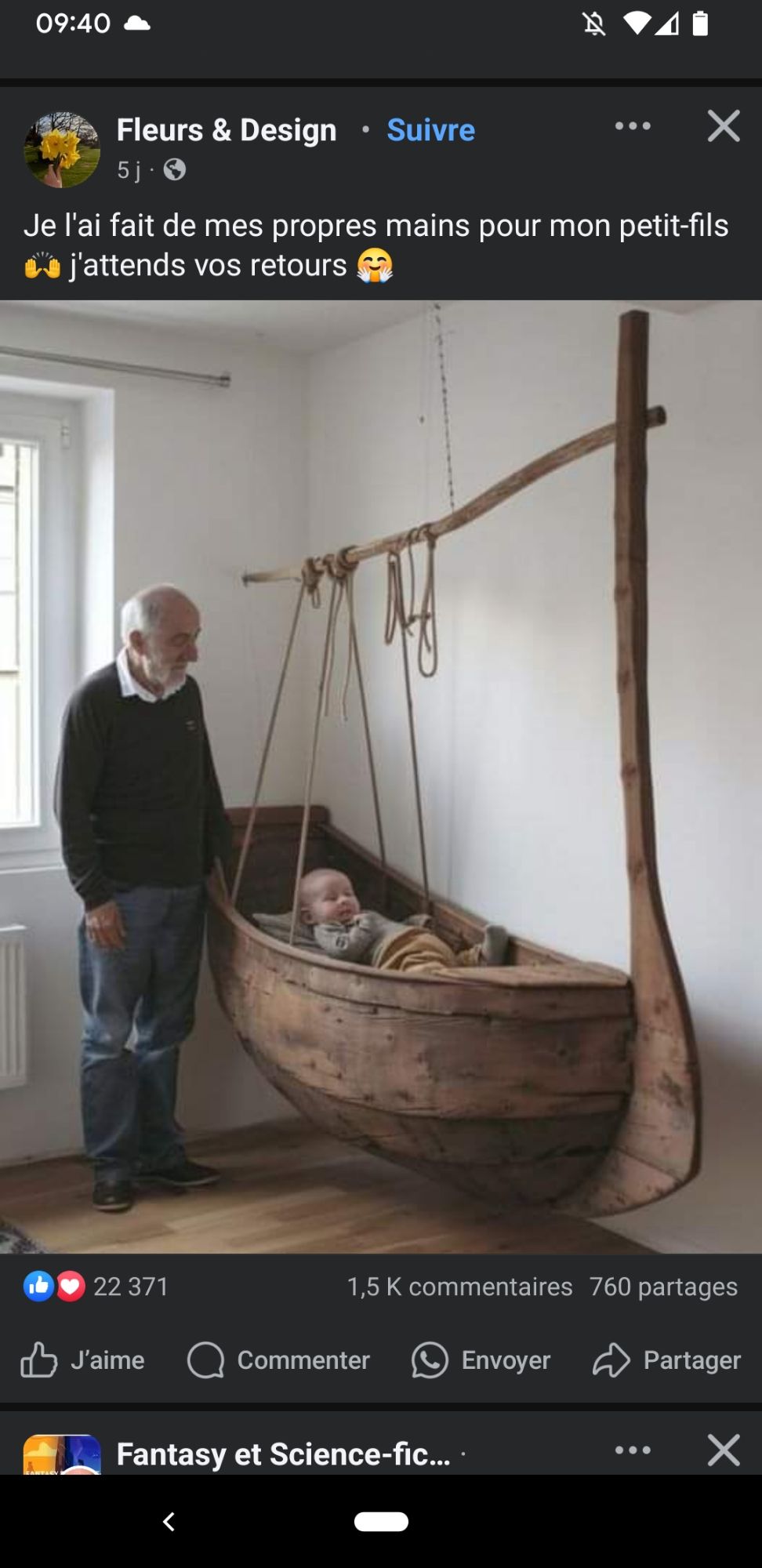 Une photo générée par IA d'un vieux qui regarde un bébé dormir dans un gros bateau en bois suspendu 