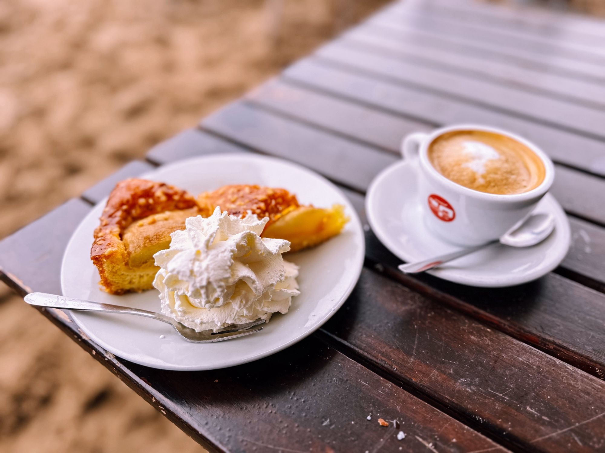 Geiler Kuchen mit obszön viel Schlagsahne & ein Käffchen