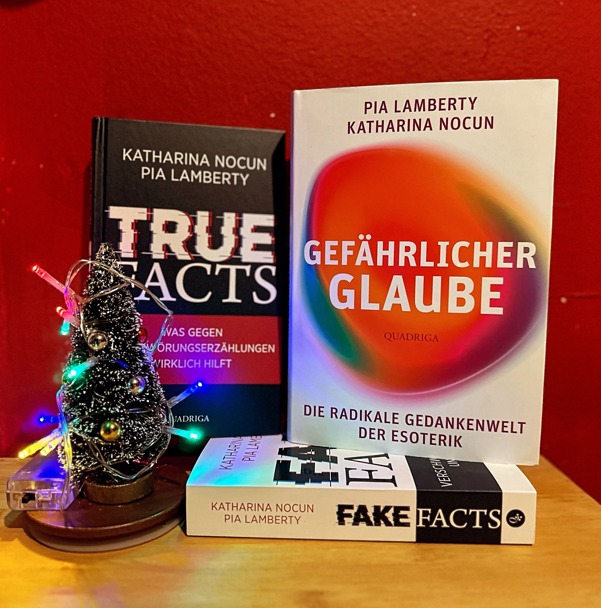 Fake Facts, True Facts, Gefährlicher Glaube (Bücher) mit kitschy Mini-Weihnachtsbaum