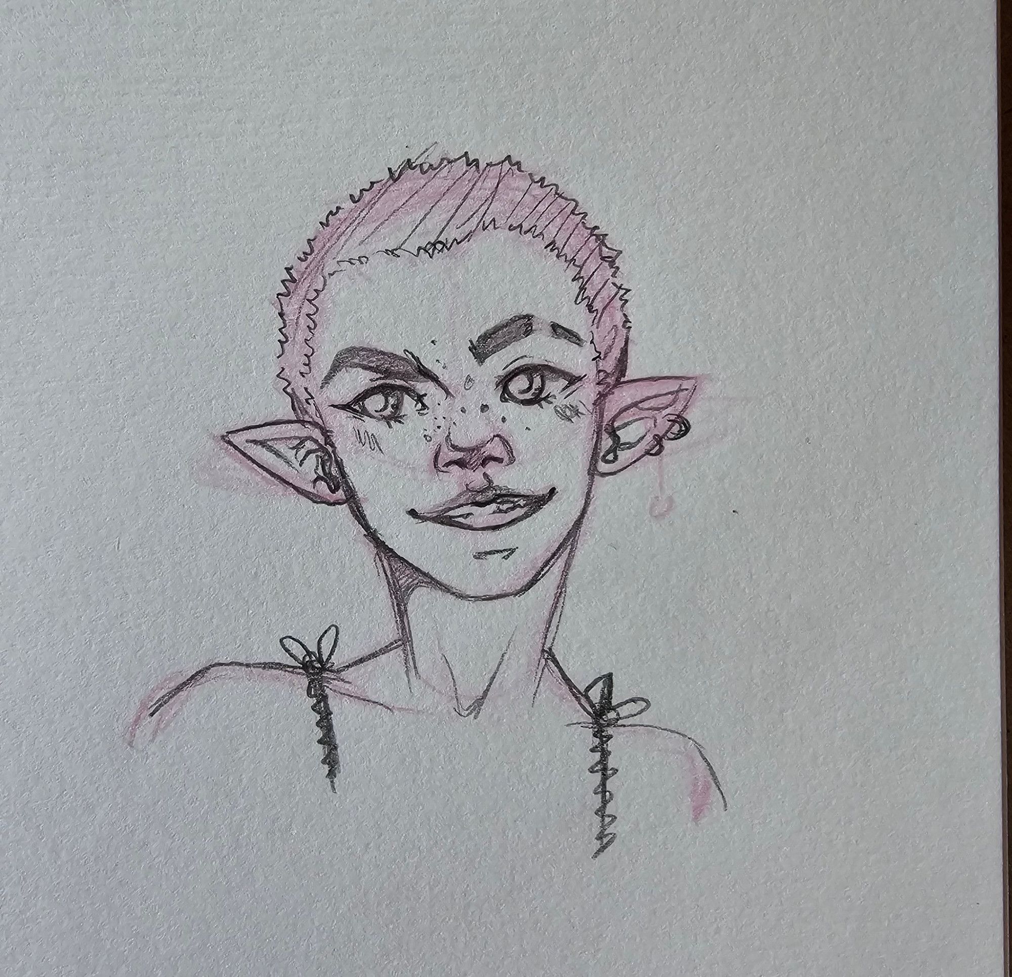 Bustsketch von meiner NPC Nyx; sie ist eine Gnomin mit Buzzcut und einer reinrasierten Lücke in einer Braue, ihr links Ohr ist gepierced, sie grinst und blickt zur Seite