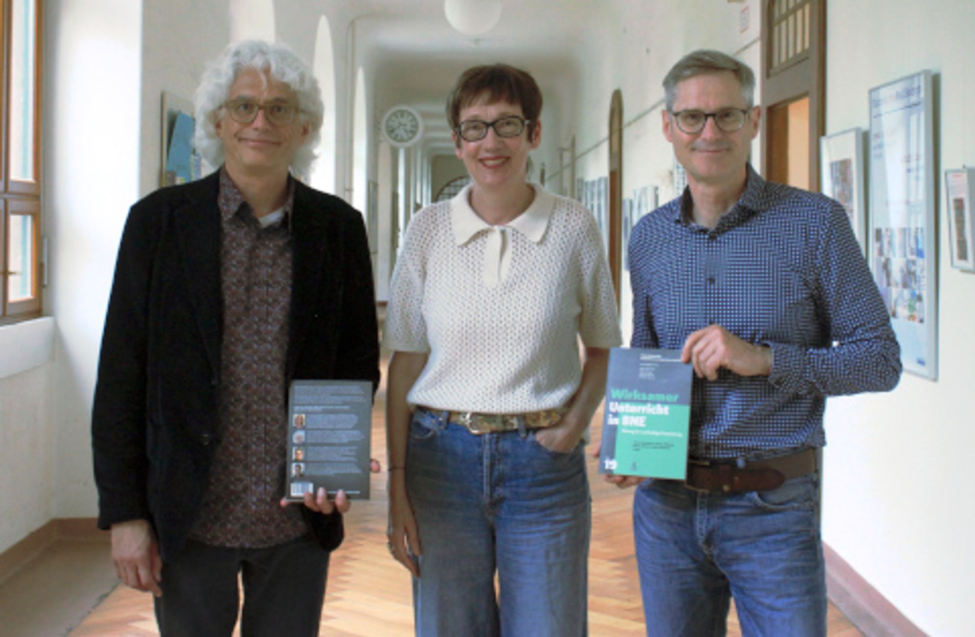 Prof. Markus Wilhelm und Prof. Markus Rehm präsentieren den von ihnen herausgegebenen Band. IN der Mitte Prof. Karin Vach