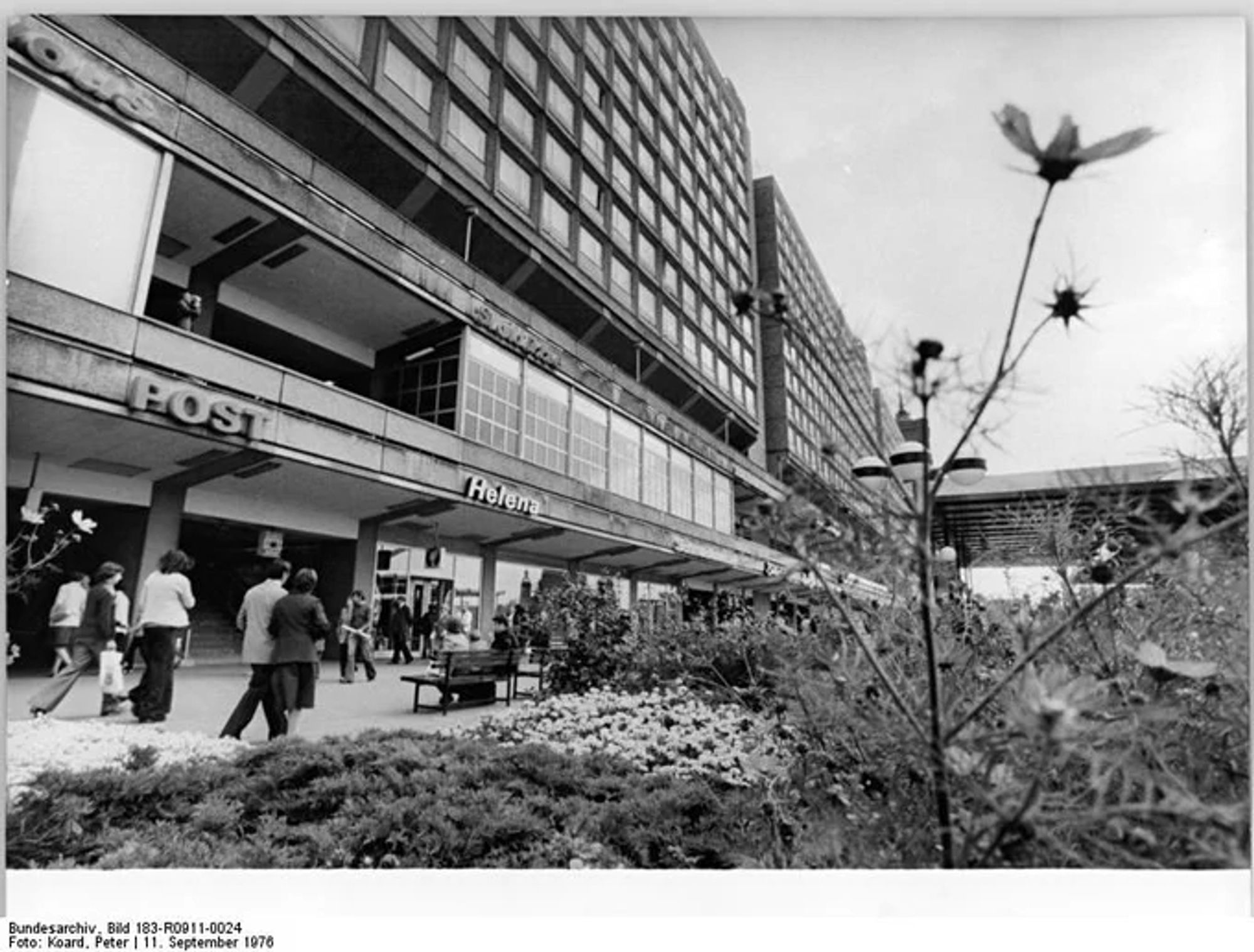 Berlin, Rathausstraße, Neubau, Ladenstraße ADN-ZB Koard 11.9.76 Berlin: Auch am Wochenende macht en Bummel entlang der Rathauspassagen durchaus Vergnügen